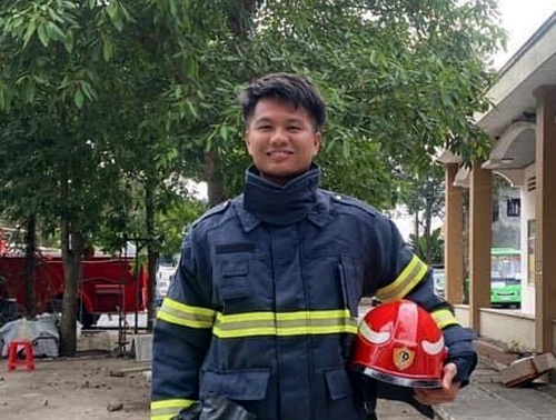 Trung uy cong an duoc thang cap dai uy sau khi dung cam cuu nguoi hinh anh