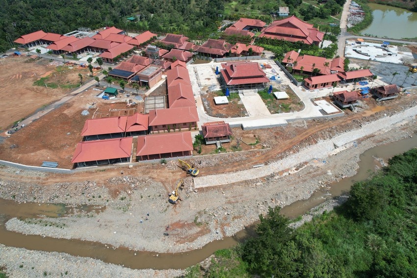 Pha nui, lap suoi xay trai phep du an Dai Tung Lam hoa sen hinh anh