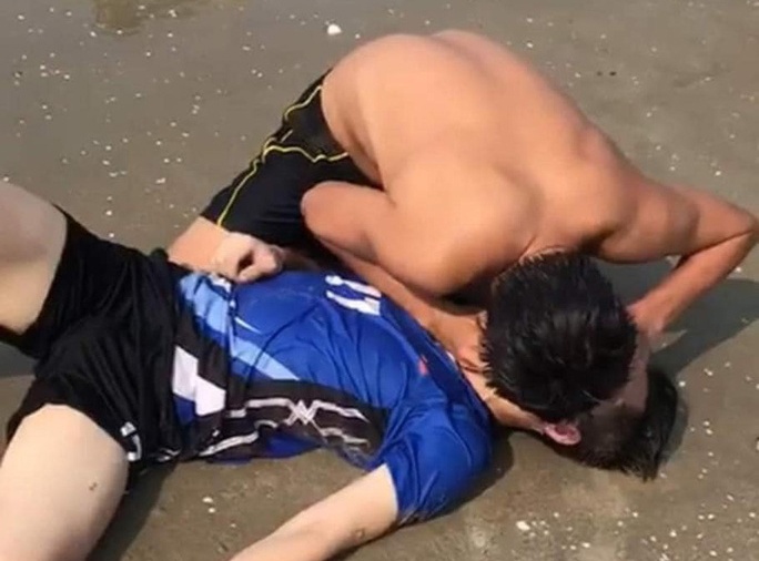 Trung uy cong an ke thoi khac lao xuong bien cuu 4 nguoi duoi nuoc hinh anh