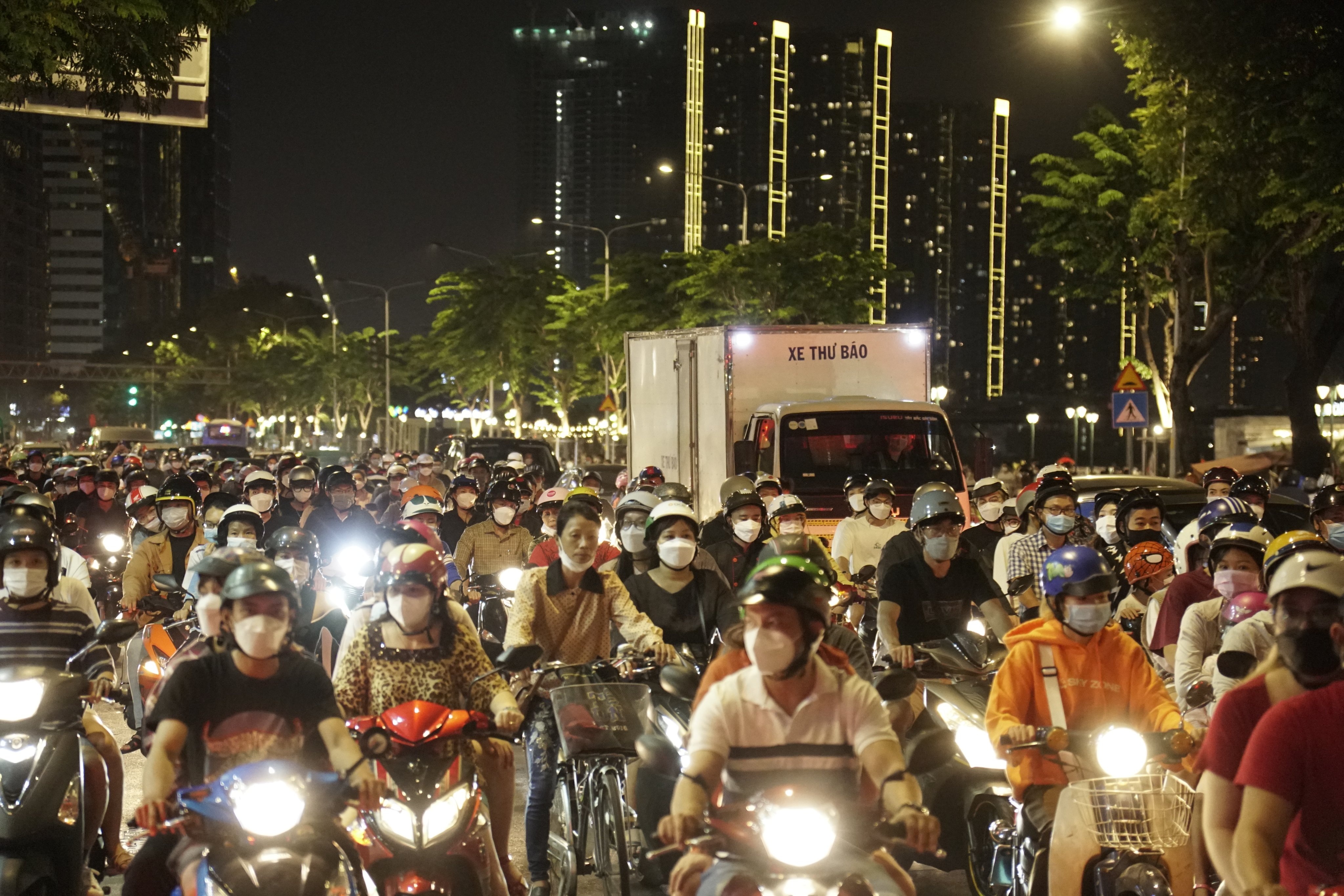 Nguoi dan TP.HCM choi thau dem o pho di bo,  ben Bach Dang anh 2