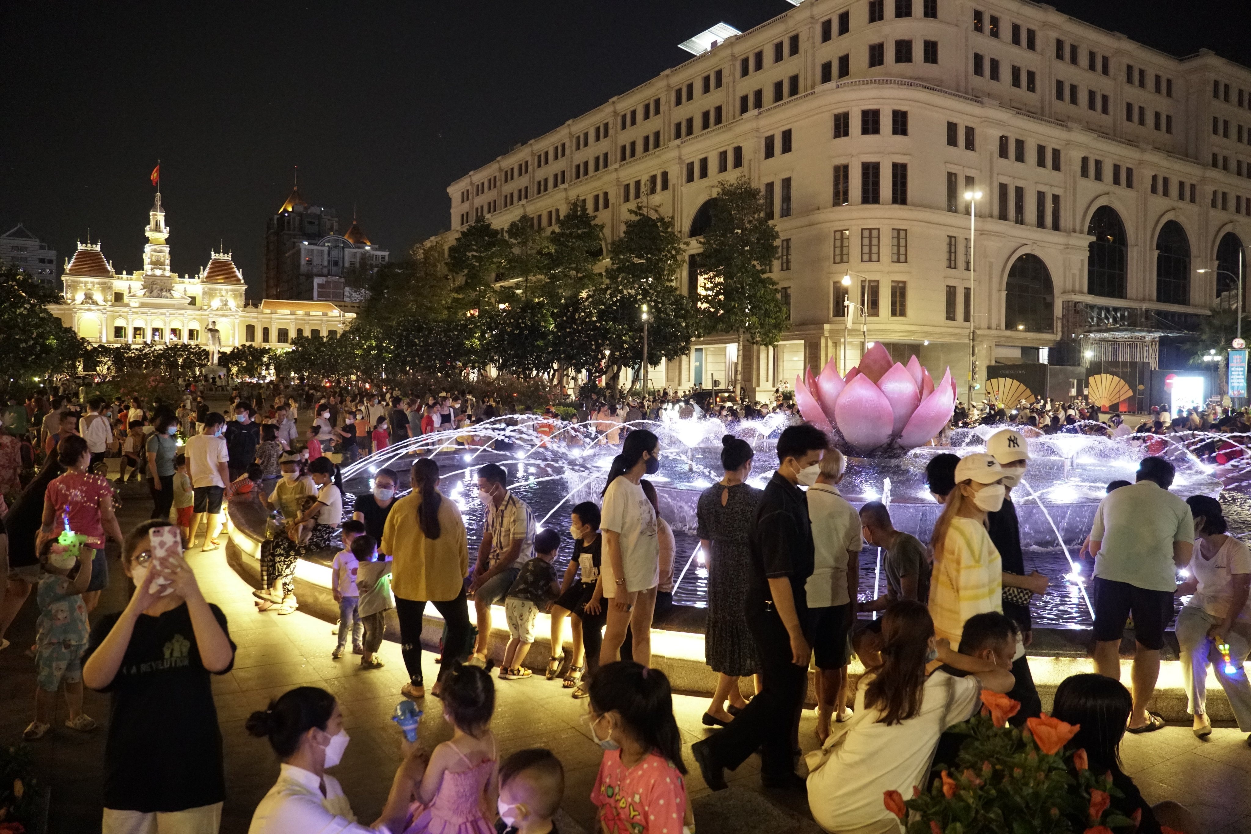 Nguoi dan TP.HCM choi thau dem o pho di bo,  ben Bach Dang anh 4