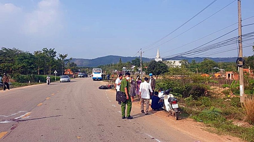 Va cham voi xe khach di cung chieu, 2 vo chong thuong vong hinh anh