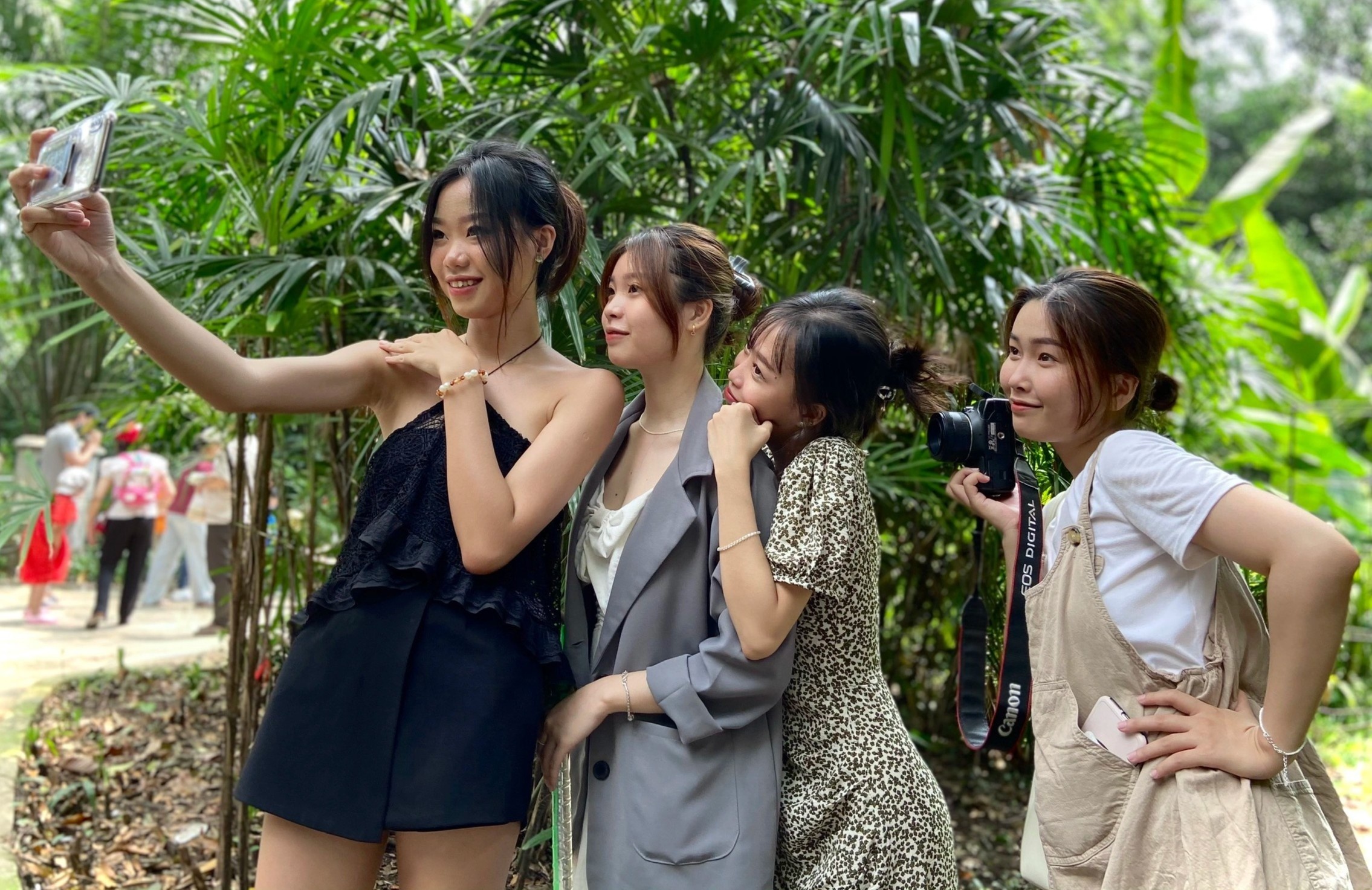 Thao Cam Vien, Buu dien TP.HCM nao nhiet dip gio To hinh anh