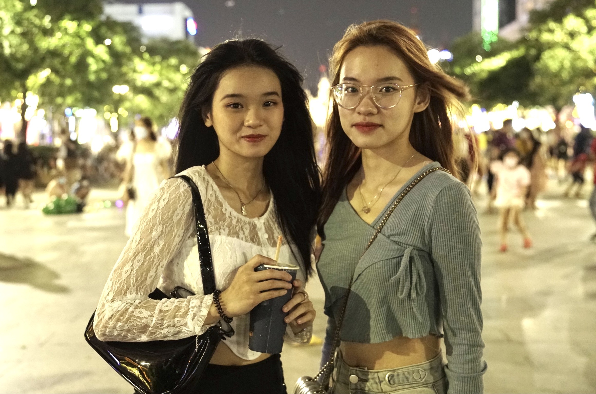 Nguoi dan TP.HCM choi thau dem o pho di bo,  ben Bach Dang anh 5