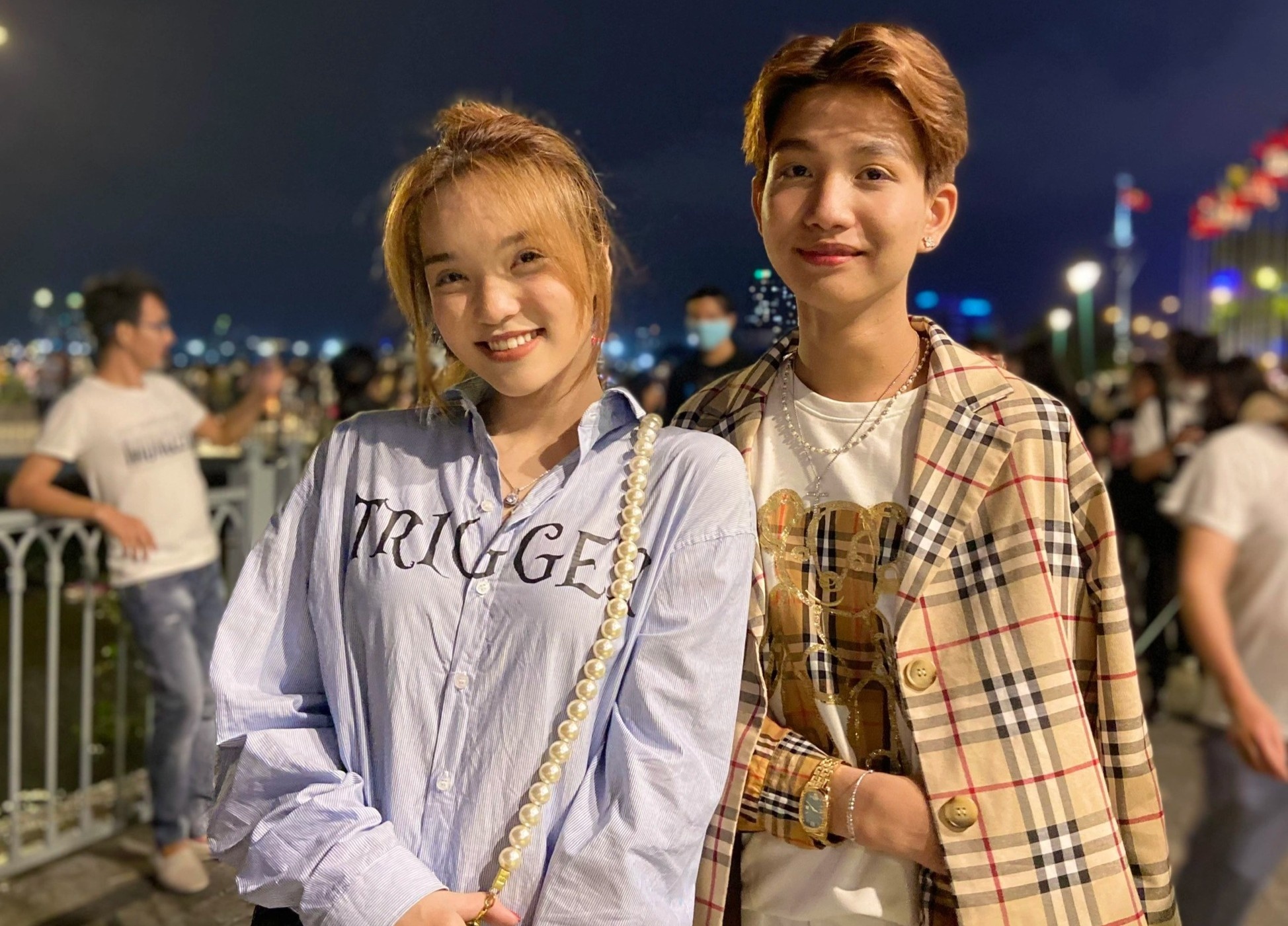 Nguoi dan TP.HCM choi thau dem o pho di bo, ben Bach Dang dip gio To hinh anh