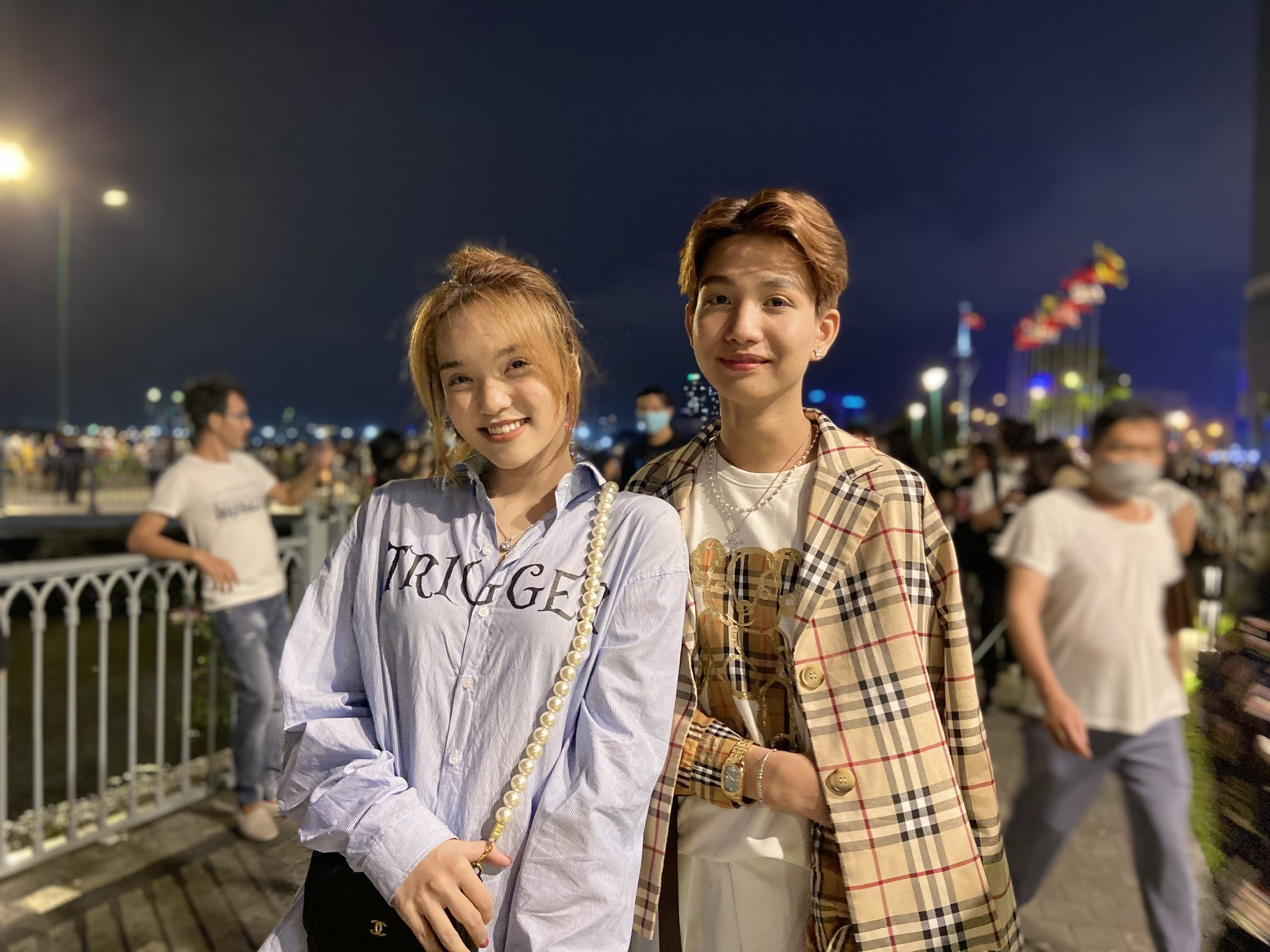 Nguoi dan TP.HCM choi thau dem o pho di bo,  ben Bach Dang anh 1