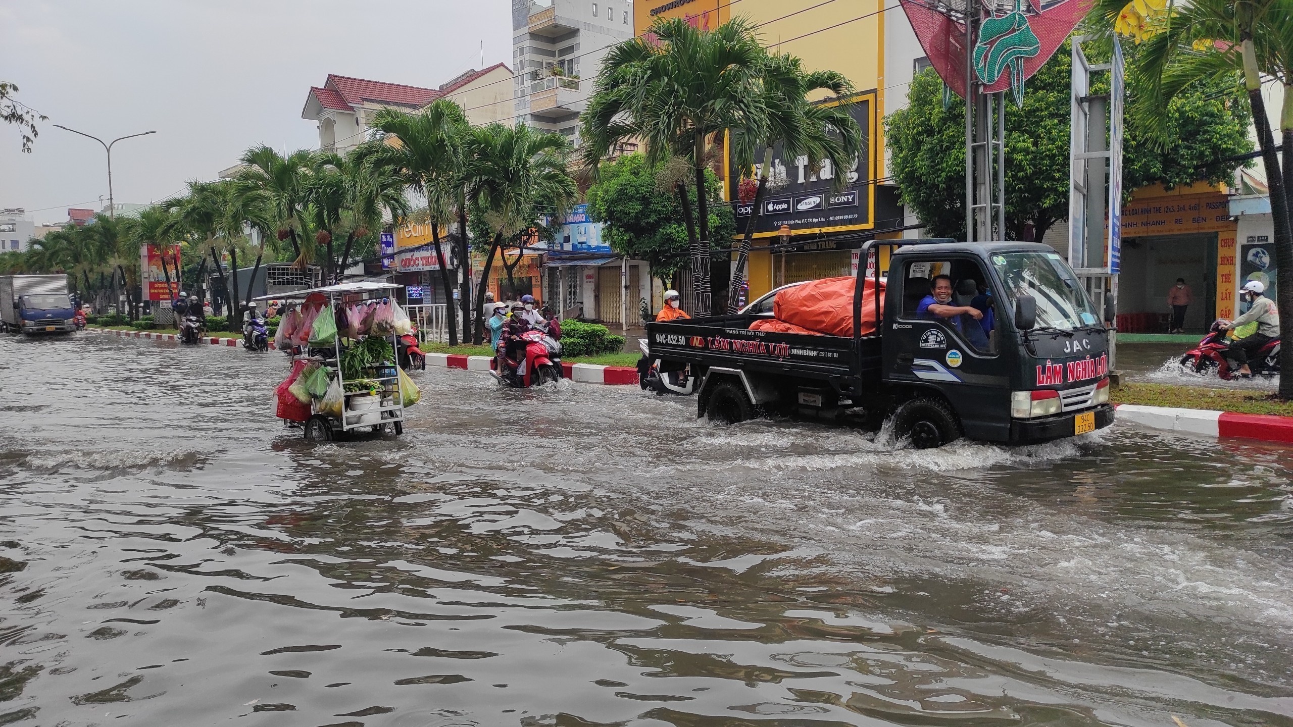 Mua lon gay ngap nang o trung tam TP Bac Lieu hinh anh