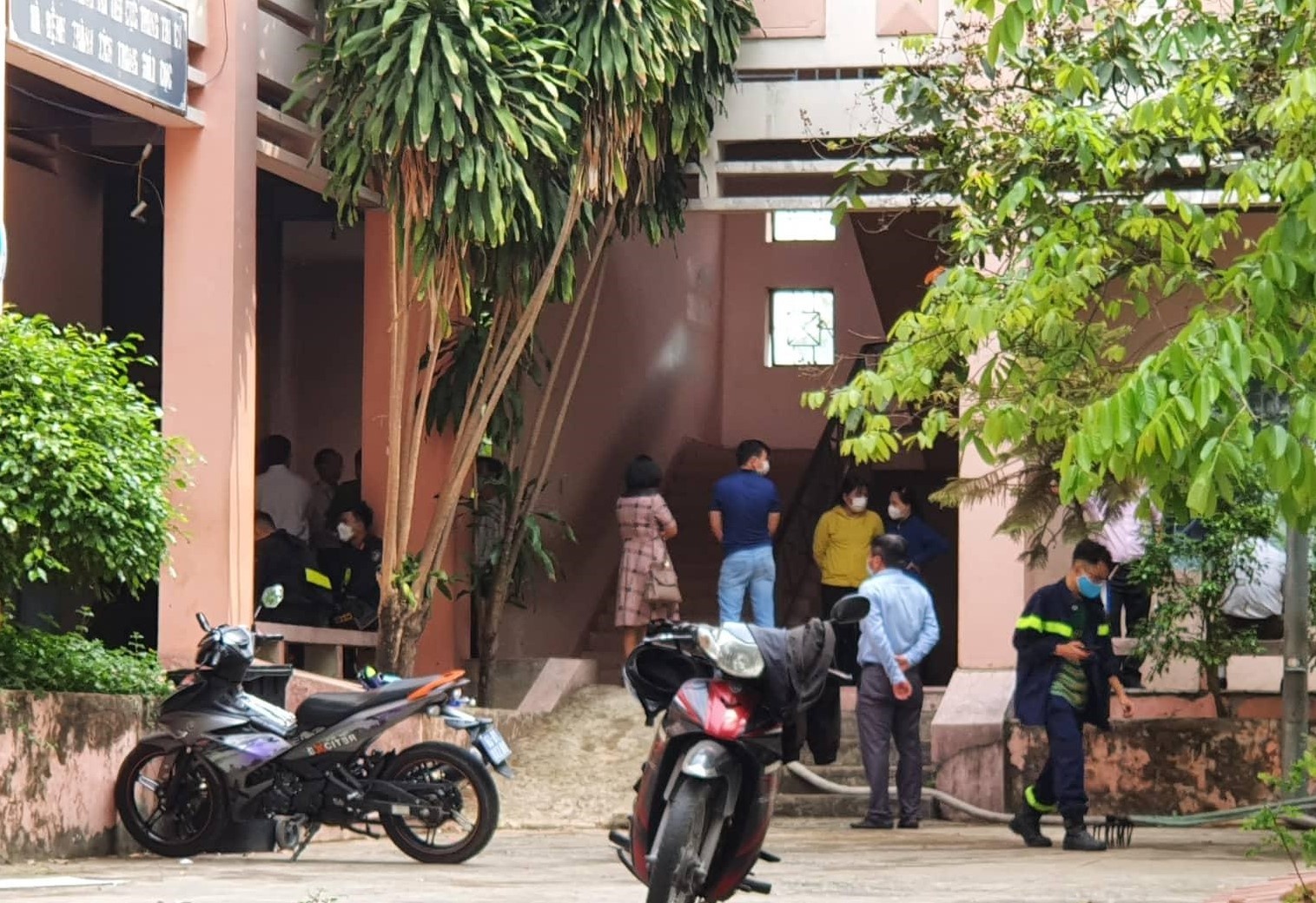 Chay trong truong hoc o Dong Nai, mot be gai 12 tuoi tu vong hinh anh