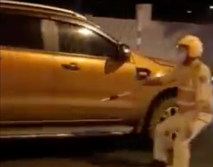 Tai xe xe ban tai bo chay sau khi CSGT yeu cau dung xe hinh anh