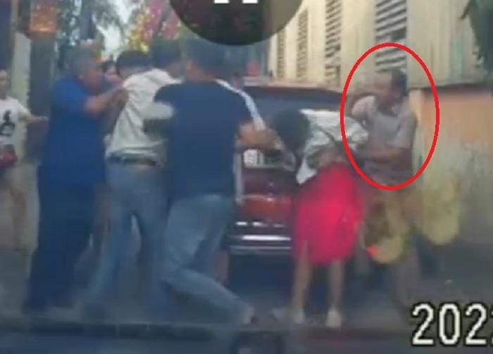 Doi pho Cong an Binh Duong hanh hung phu nu khi bi nhac viec do xe hinh anh