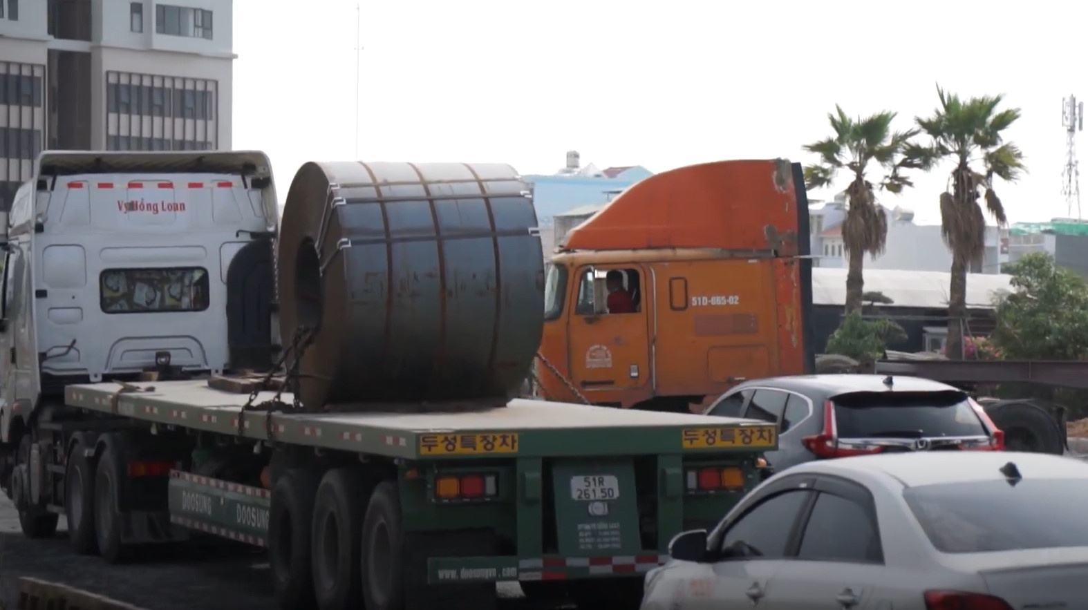 Nguyen nhan khong xu ly kich khung cac xe container cho roi cuon thep anh 1