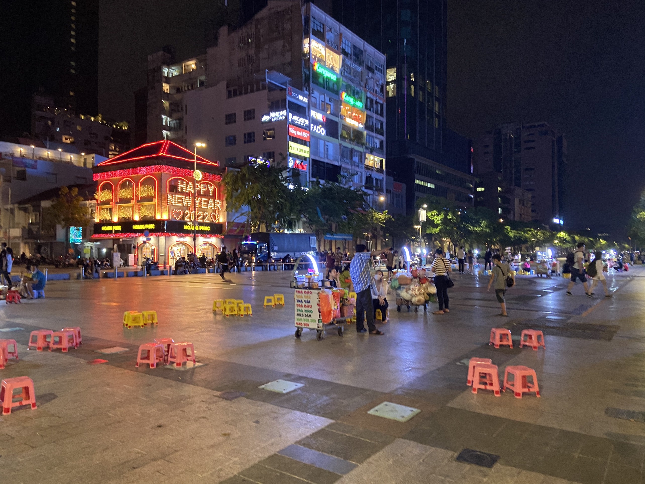 Nhom hang rong 'giang ho' banh truong o pho di bo Nguyen Hue anh 3