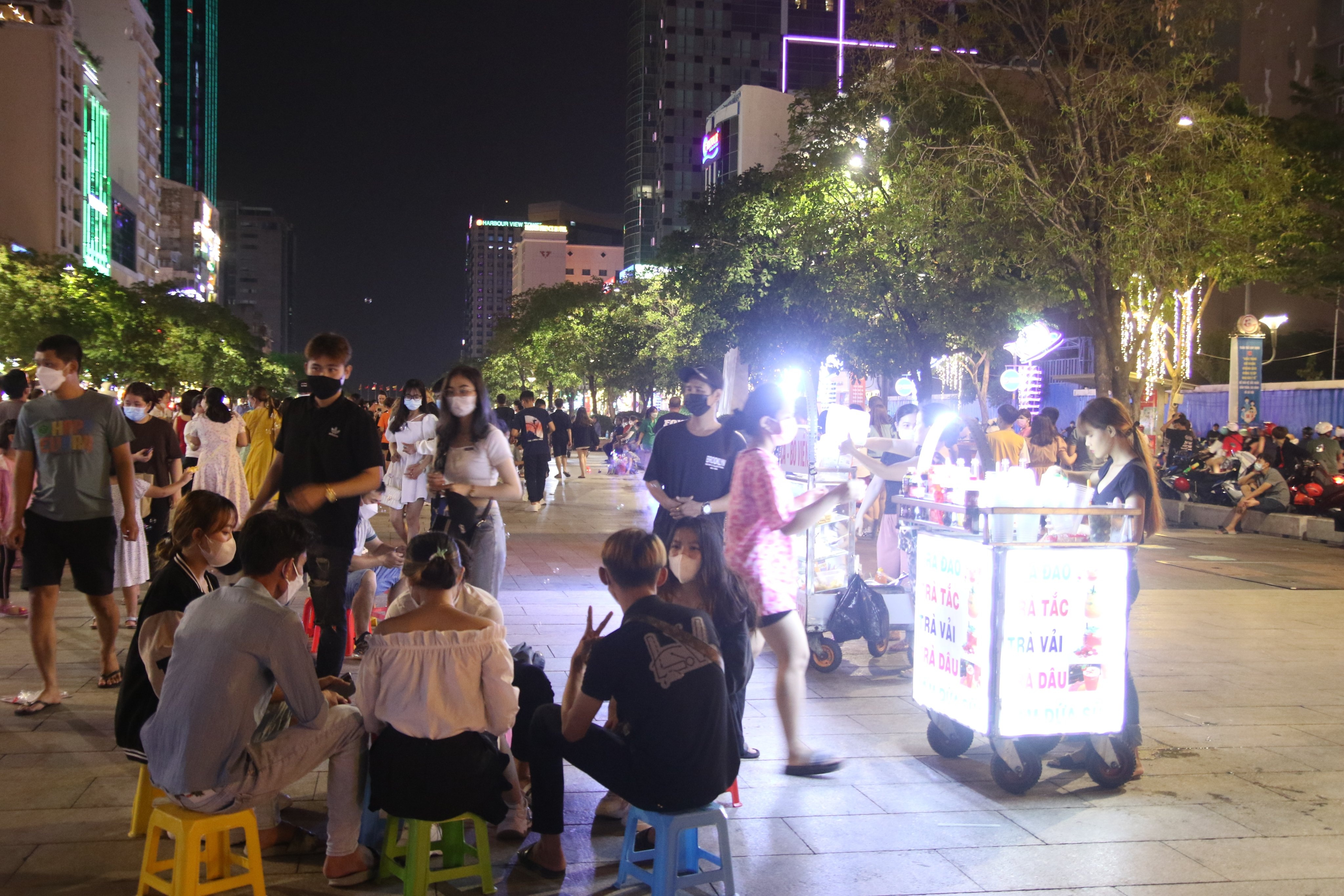 Nhom hang rong 'giang ho' banh truong o pho di bo Nguyen Hue anh 2