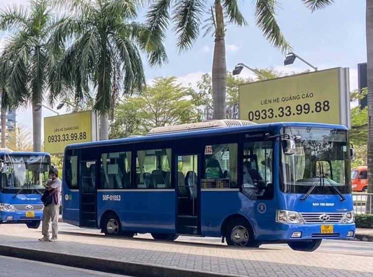 Xe buyt don khach o ga quoc noi Tan Son Nhat tu hom nay hinh anh