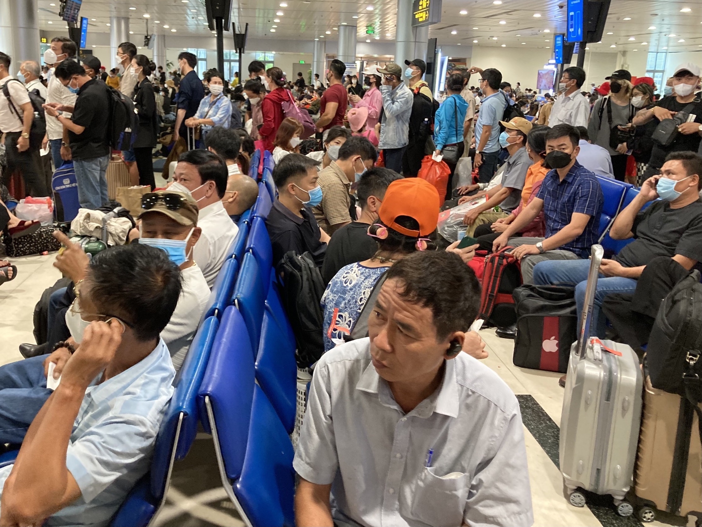 San bay Tan Son Nhat dong nghit nguoi di choi le 30/4 som hinh anh