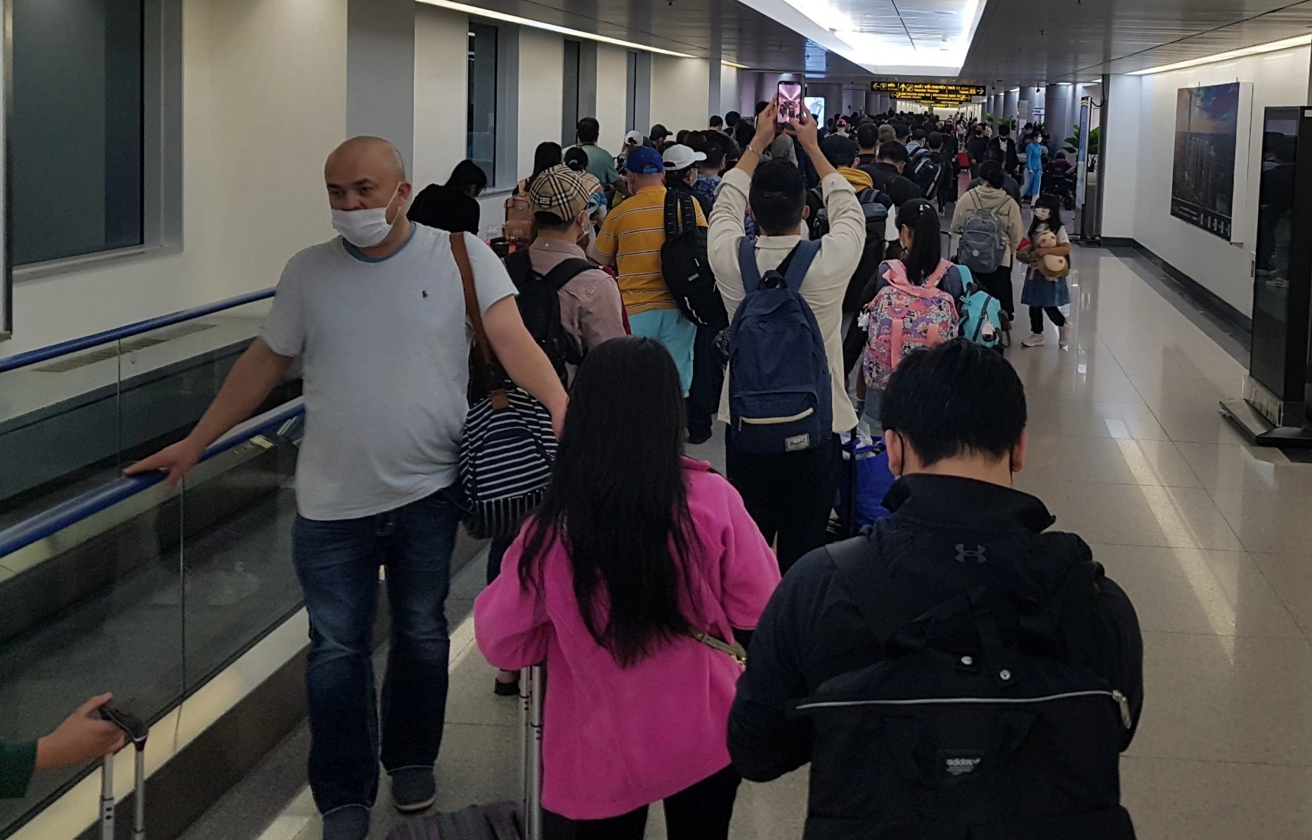 Khach xep hang dai cho nhap canh o Tan Son Nhat anh 1