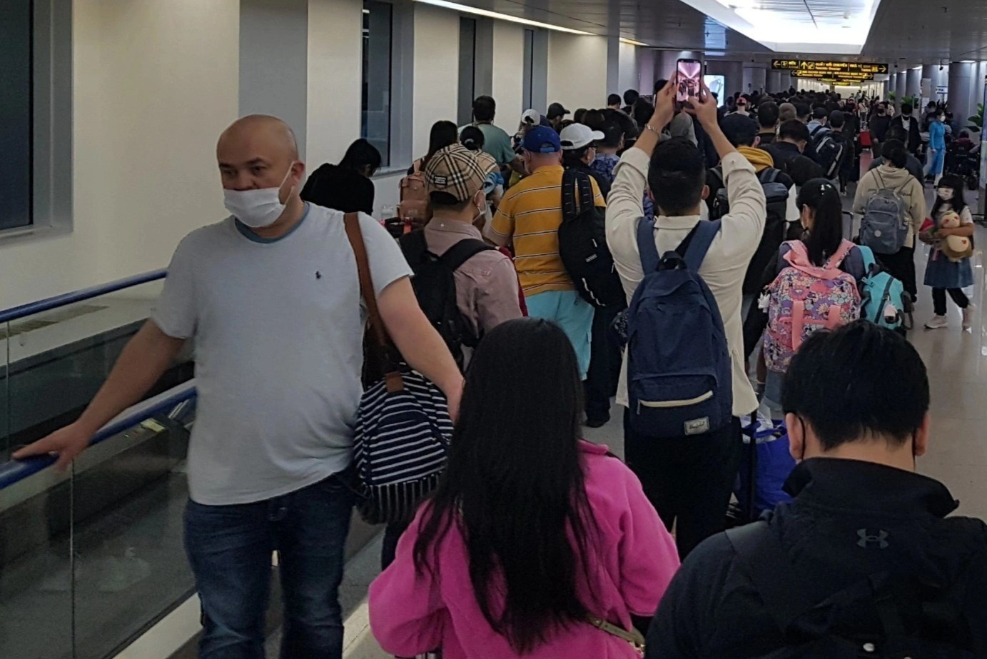 Khach xep hang dai cho nhap canh o Tan Son Nhat hinh anh