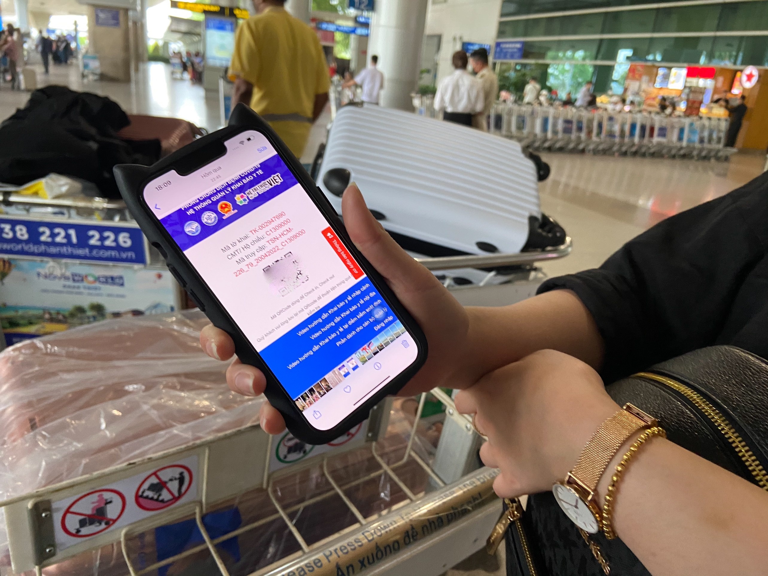 Khach xep hang dai cho nhap canh o Tan Son Nhat anh 3