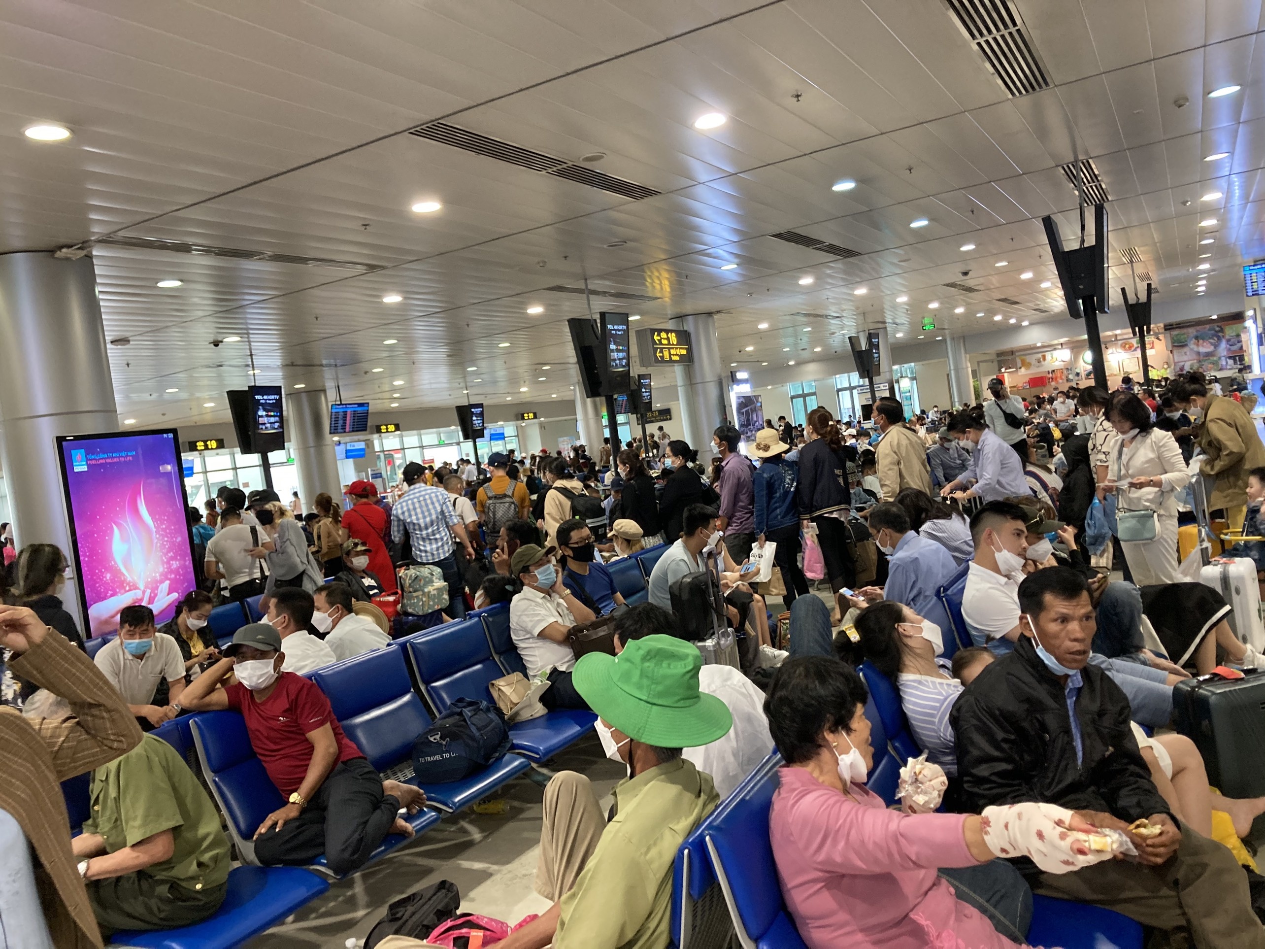 San bay Tan Son Nhat dong nghit vi khach di choi le 30/4 som anh 3