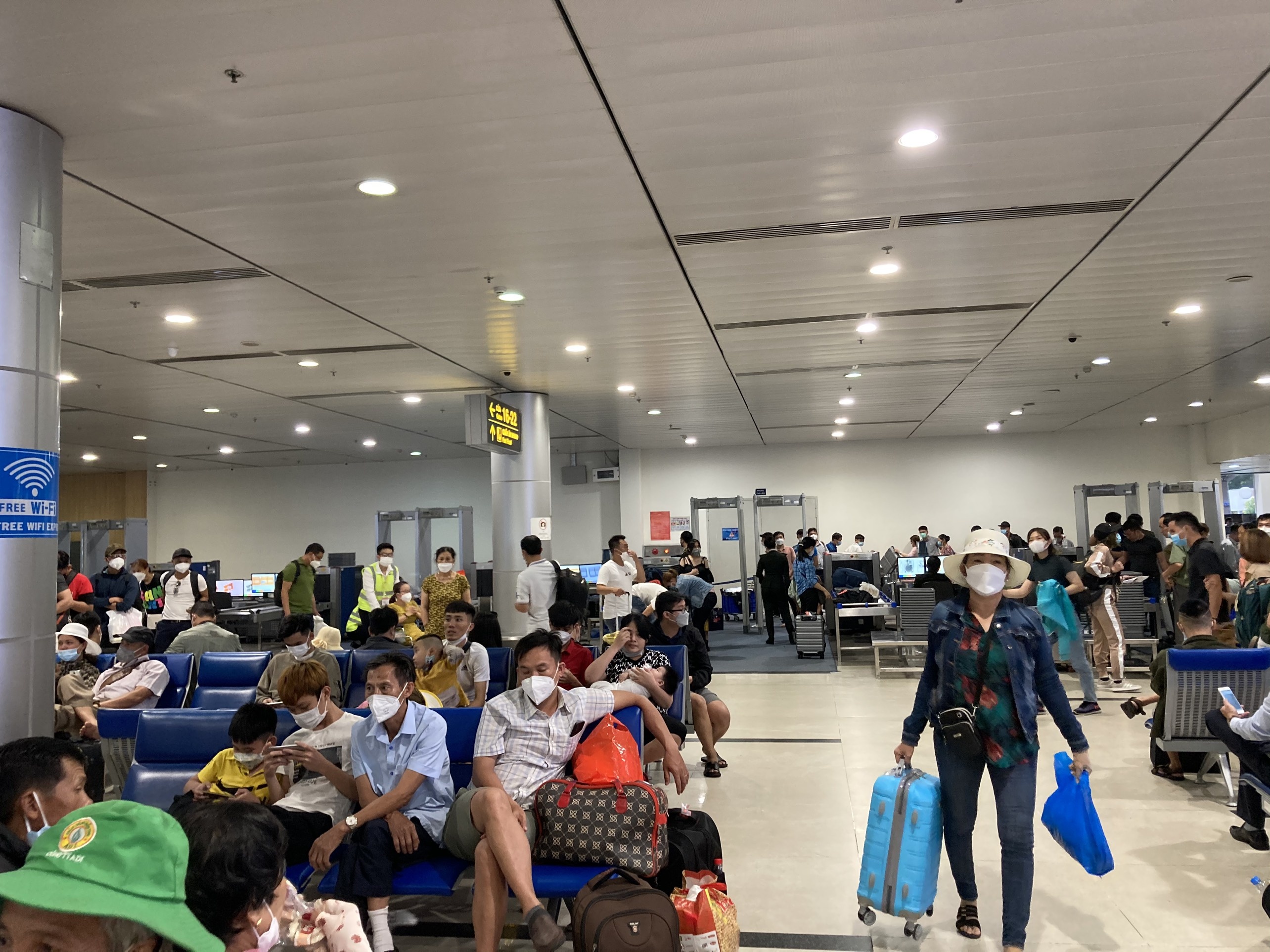 San bay Tan Son Nhat dong nghit vi khach di choi le 30/4 som anh 6