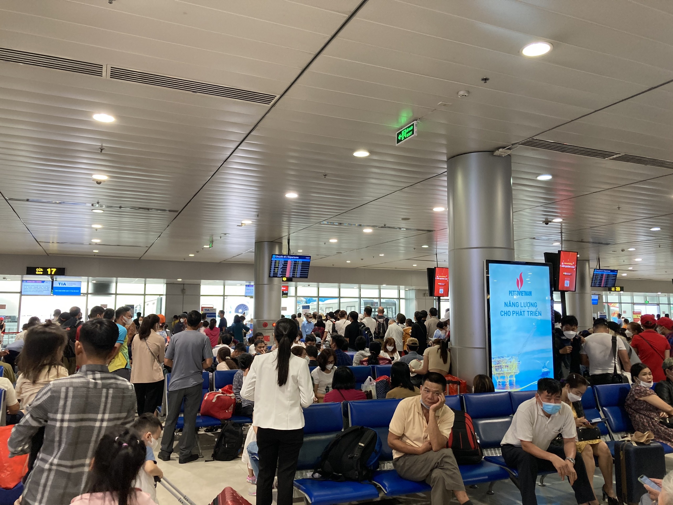 San bay Tan Son Nhat dong nghit vi khach di choi le 30/4 som anh 5