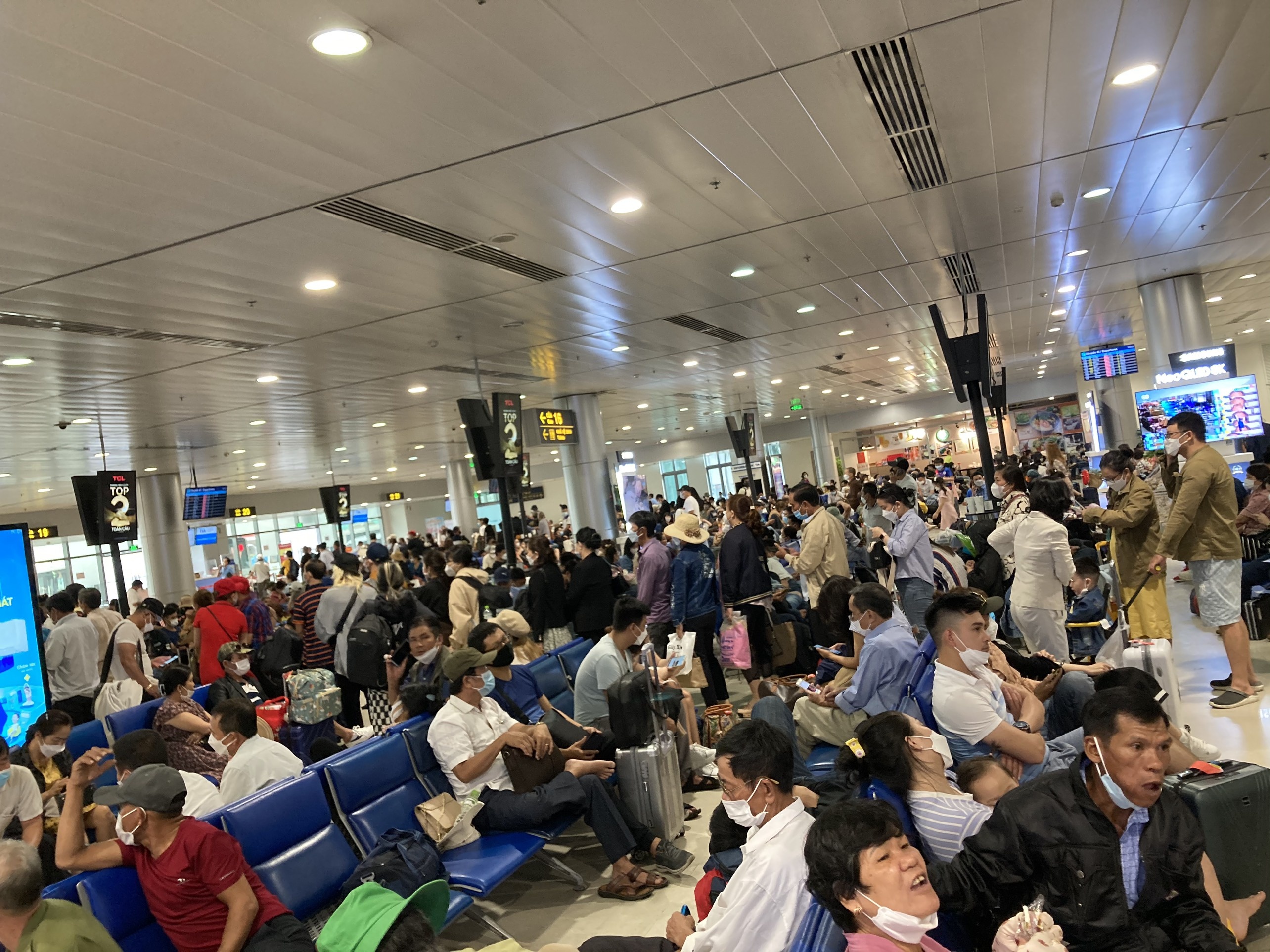 San bay Tan Son Nhat dong nghit vi khach di choi le 30/4 som anh 4