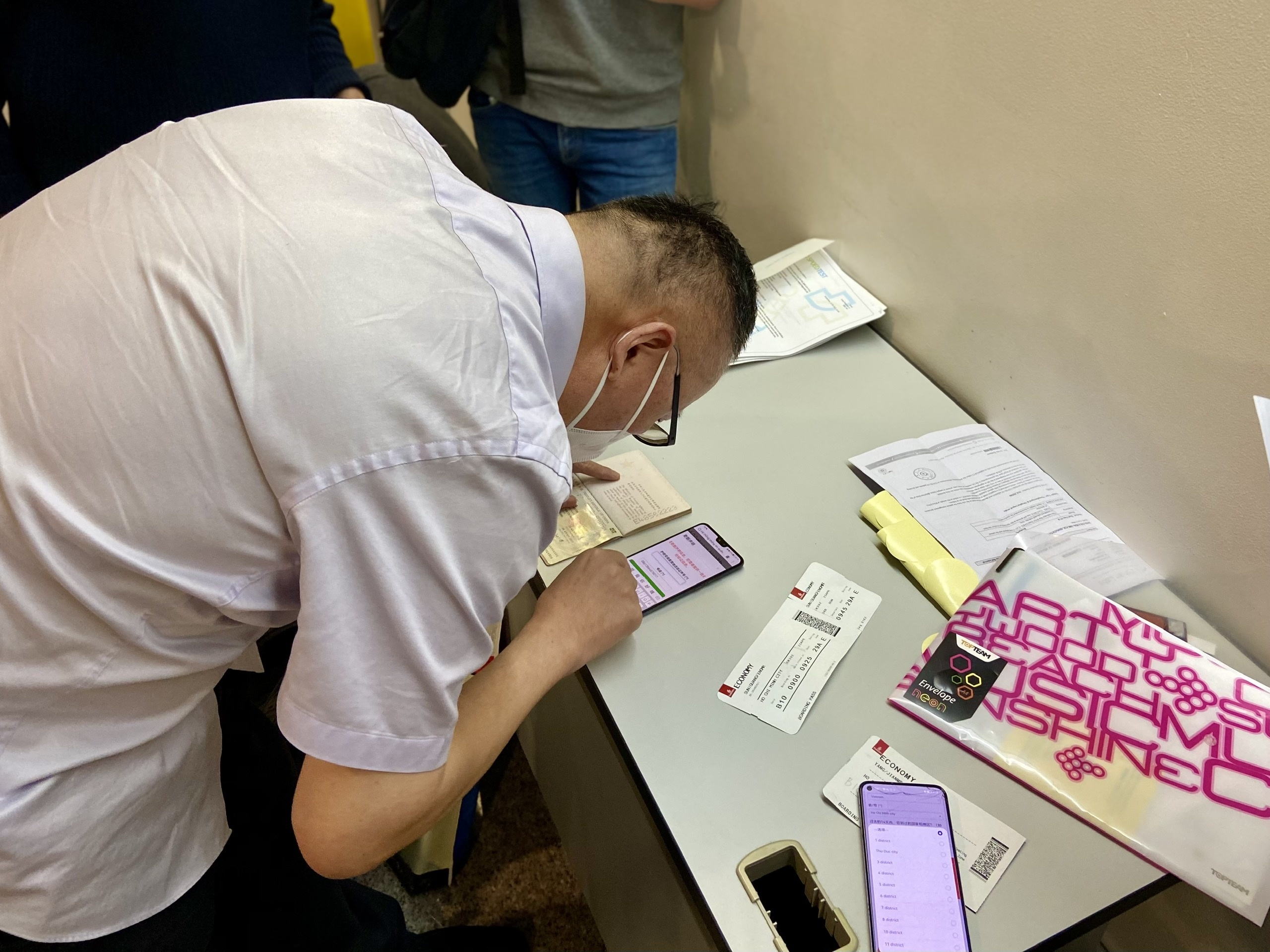 Khai bao y te nhap canh Tan Son Nhat qua lang nhang anh 5