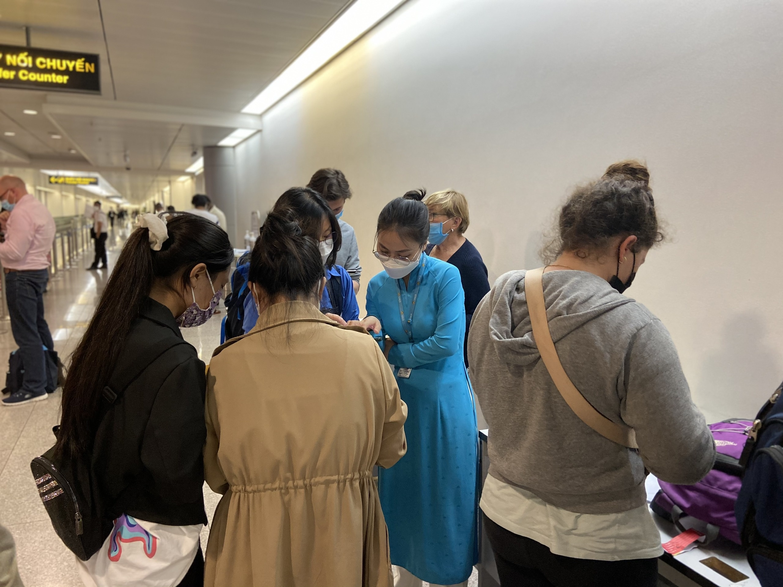 Khai bao y te nhap canh Tan Son Nhat qua lang nhang anh 4