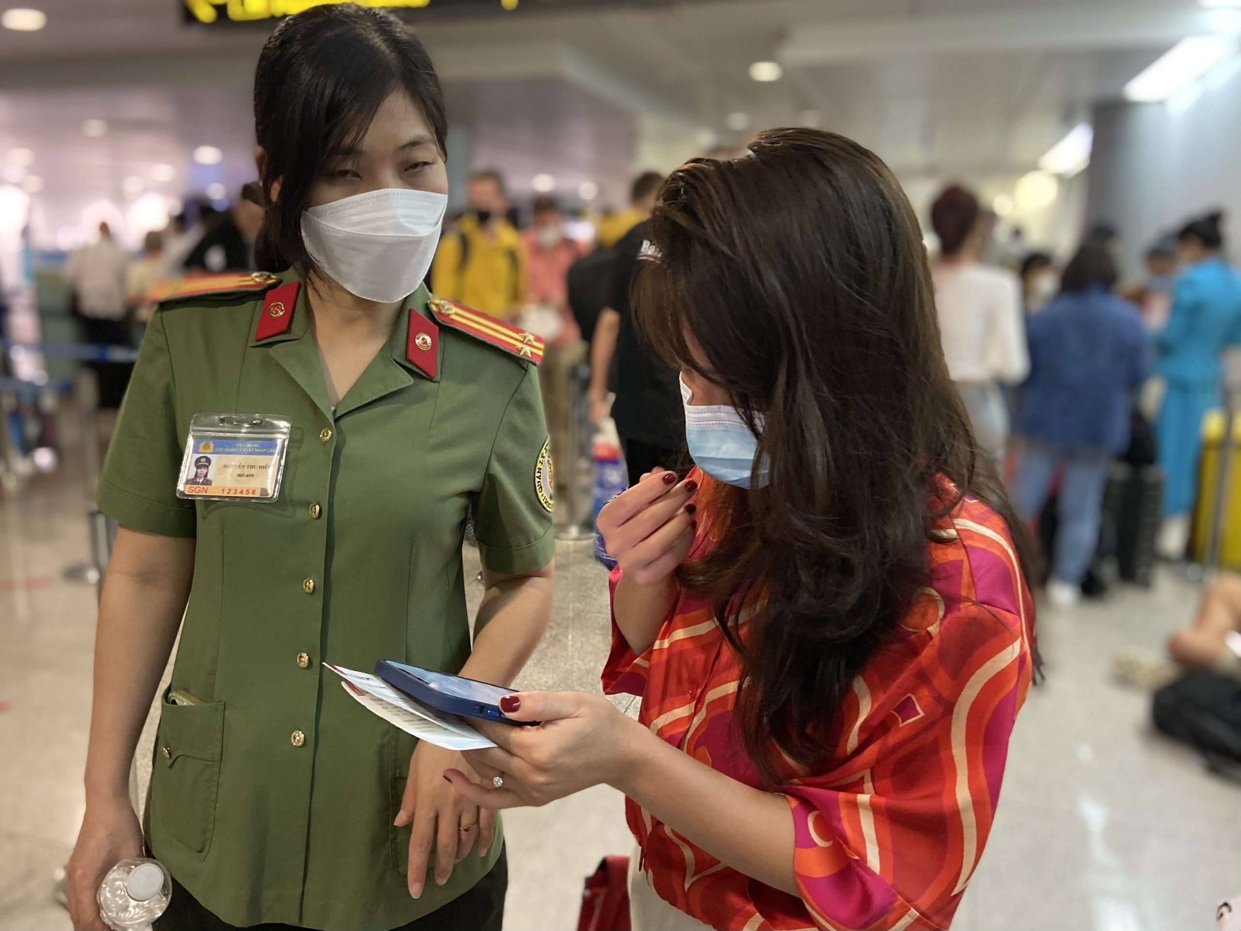 Khach mat kien nhan vi thu tuc nhap canh Tan Son Nhat qua lang nhang hinh anh