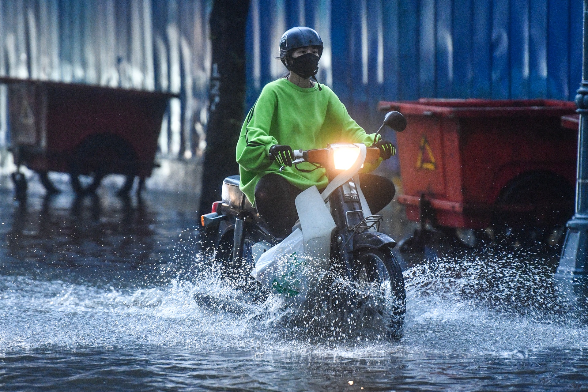 TP.HCM mua dong lien tuc 4 ngay dip nghi le 30/4 hinh anh