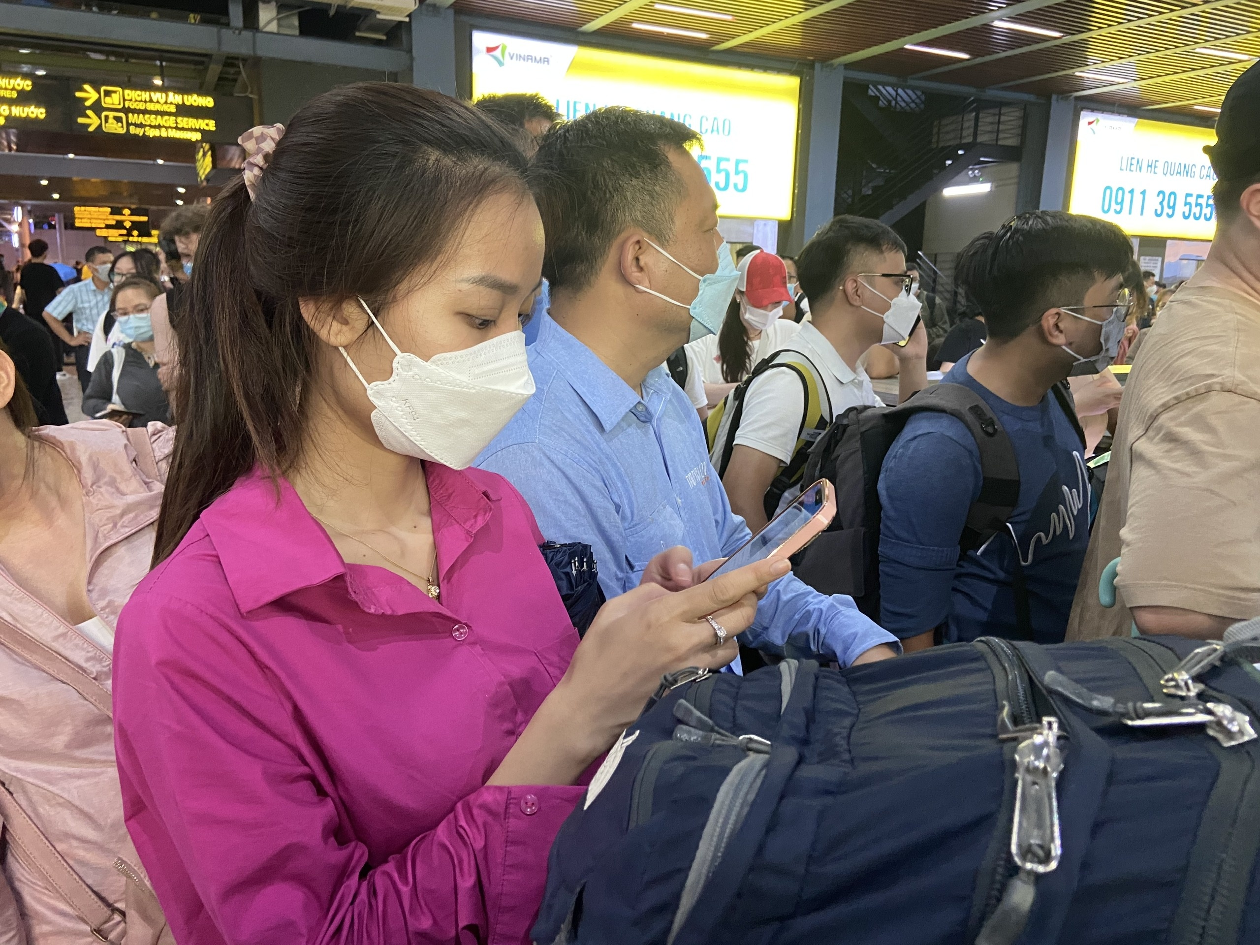 Hanh khach dap Tan Son Nhat 'cho dai co' de don taxi hinh anh