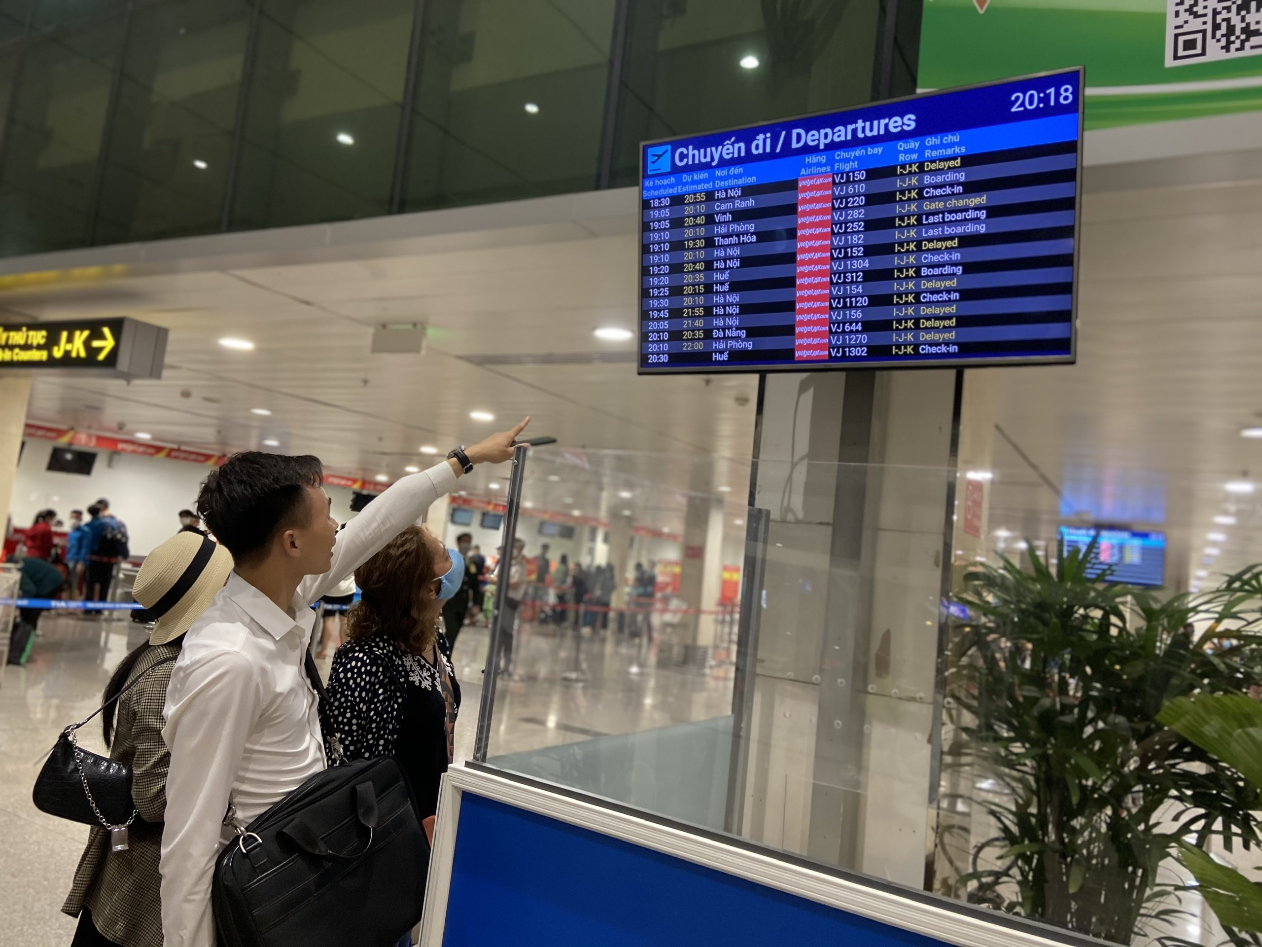 Mua lon,  khach dap Tan Son Nhat 'khong biet khi nao' moi duoc len taxi anh 4