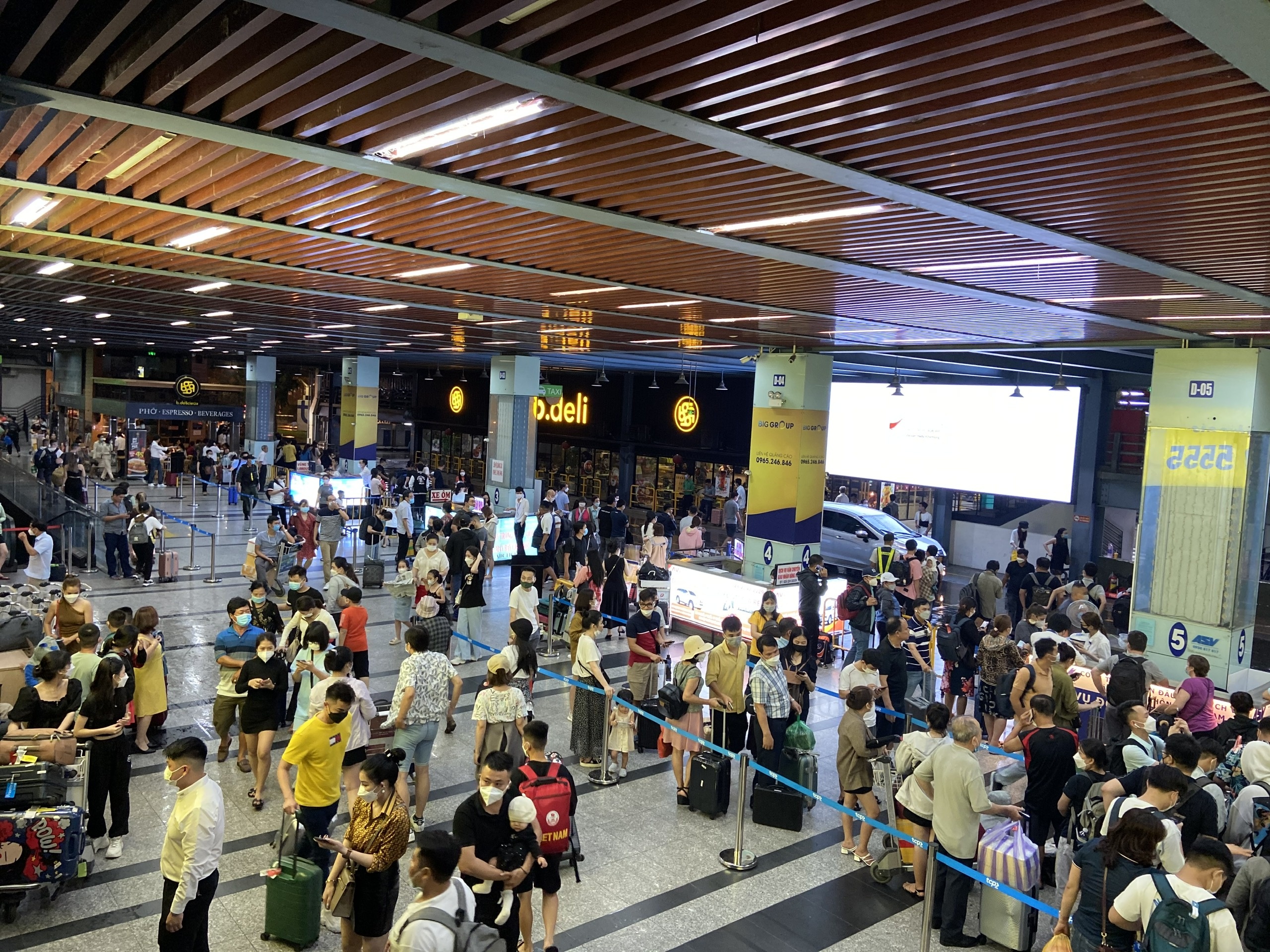 Mua lon,  khach dap Tan Son Nhat 'khong biet khi nao' moi duoc len taxi anh 6