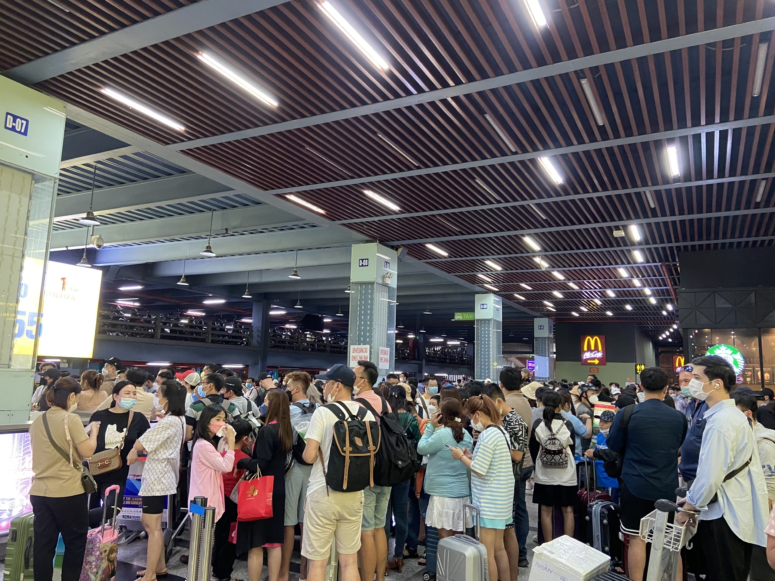 Mua lon,  khach dap Tan Son Nhat 'khong biet khi nao' moi duoc len taxi anh 5