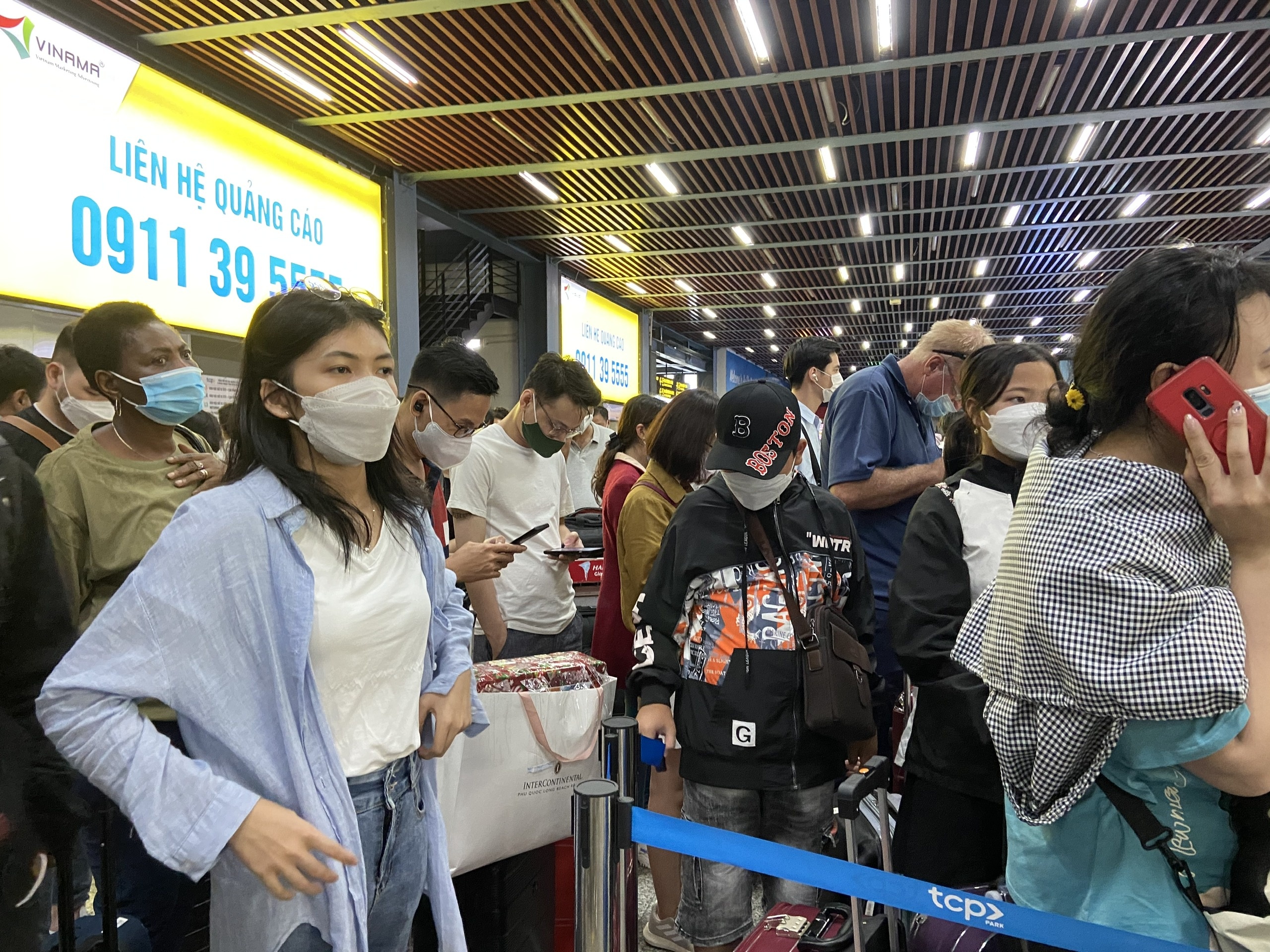 Mua lon,  khach dap Tan Son Nhat 'khong biet khi nao' moi duoc len taxi anh 3