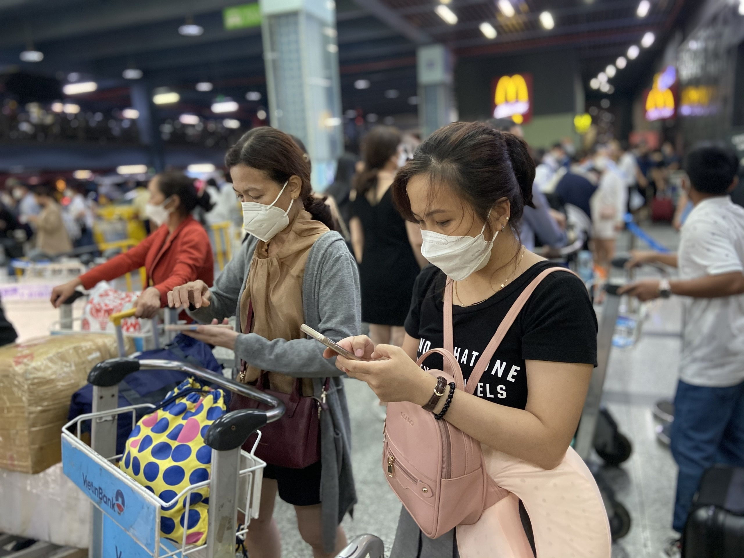 Mua lon,  khach dap Tan Son Nhat 'khong biet khi nao' moi duoc len taxi anh 1