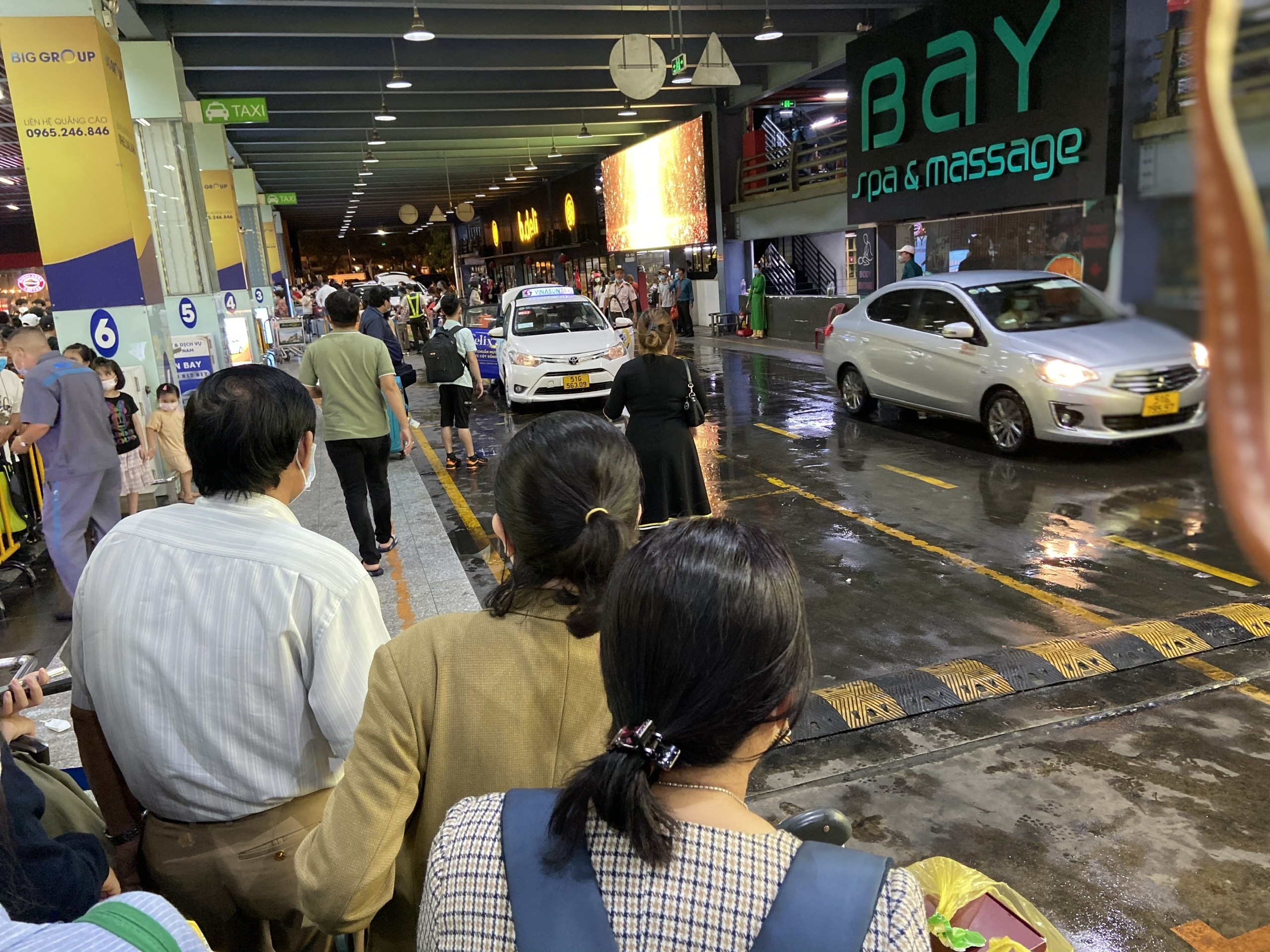 Mua lon,  khach dap Tan Son Nhat 'khong biet khi nao' moi duoc len taxi anh 7