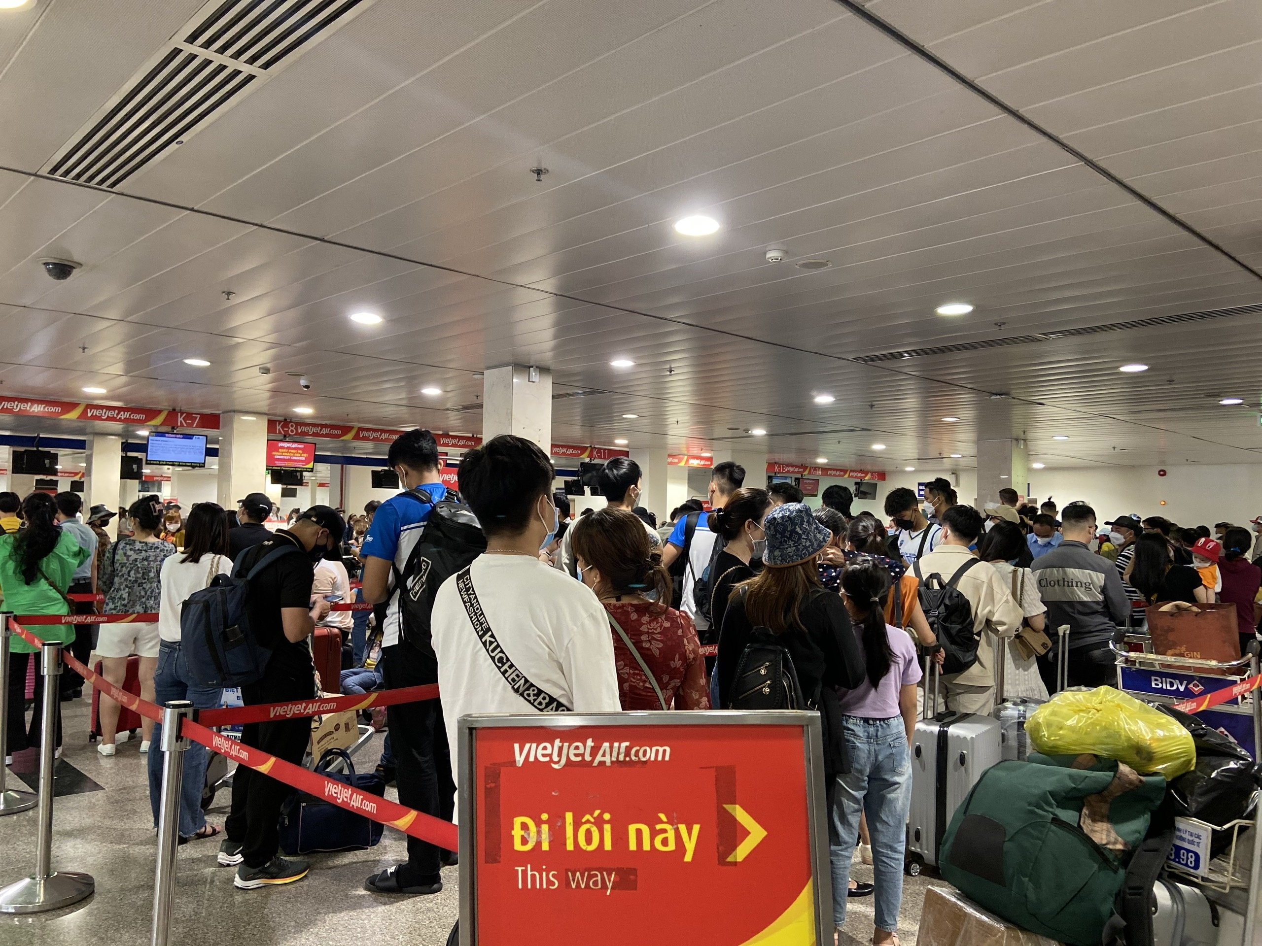 Khach 'la lang' vi bi delay 3 lan o Tan Son Nhat anh 4