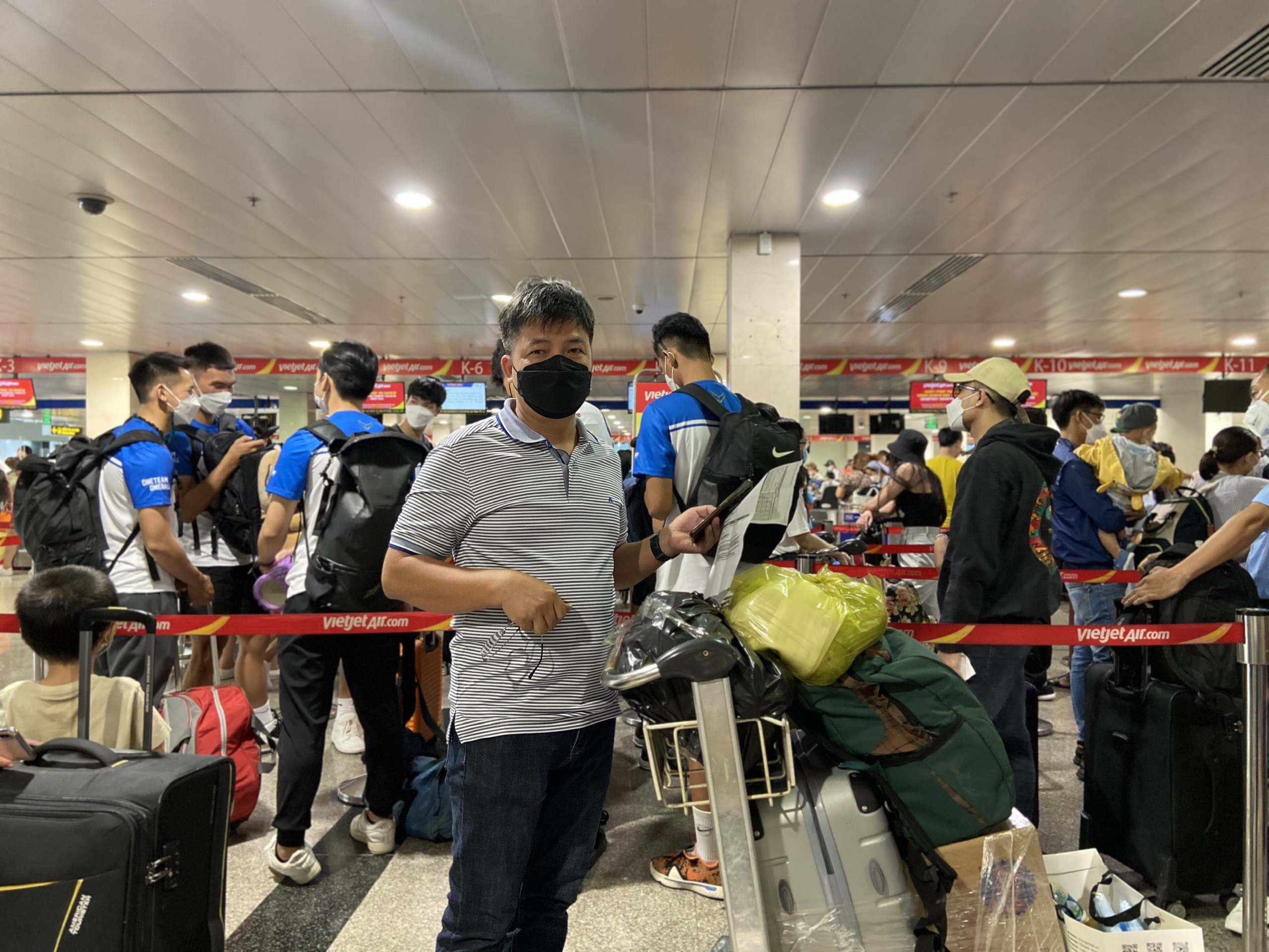 Khach 'la lang' vi bi delay 3 lan o Tan Son Nhat anh 3