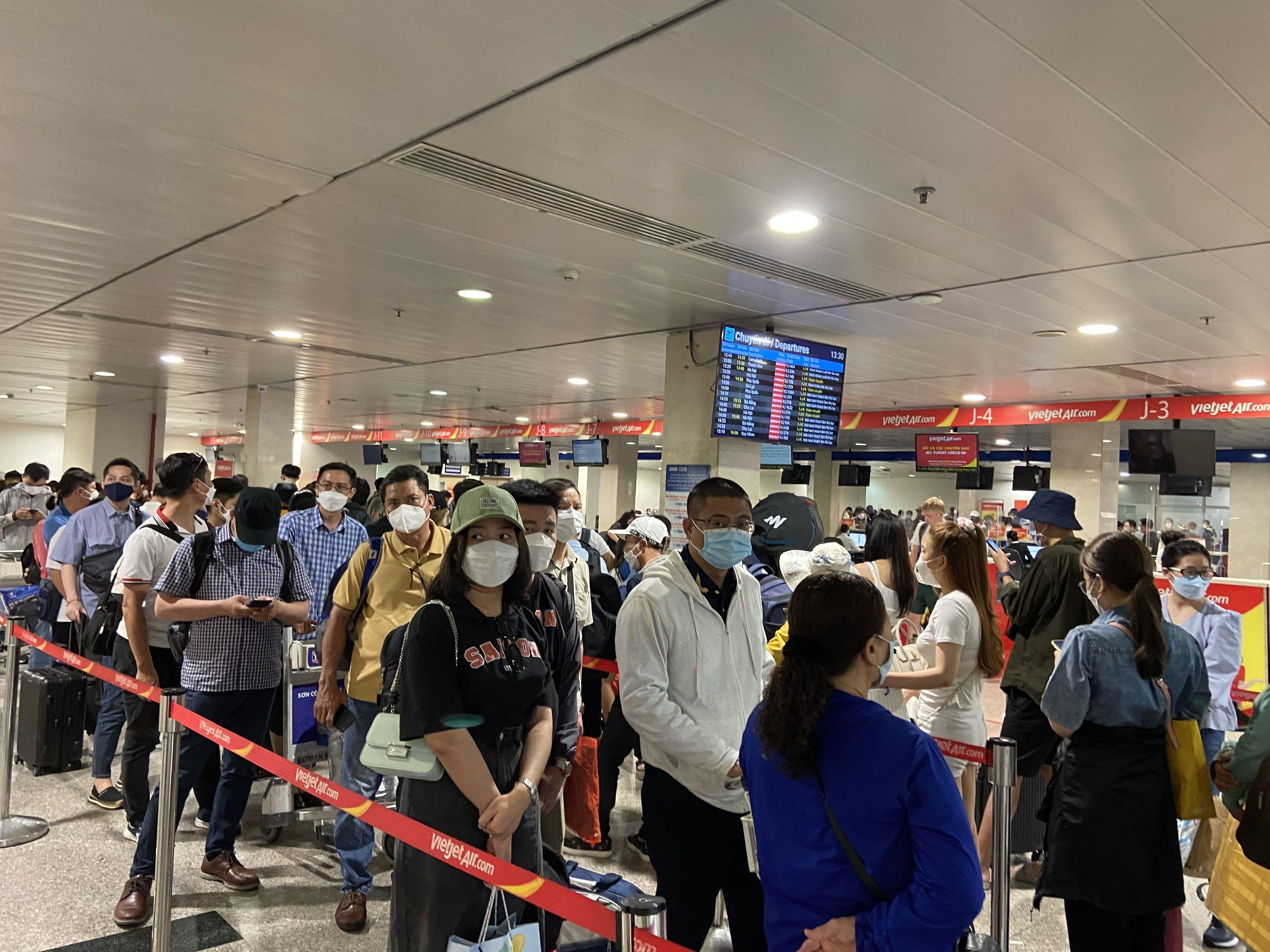 Khach 'la lang' vi bi delay 3 lan o Tan Son Nhat anh 7