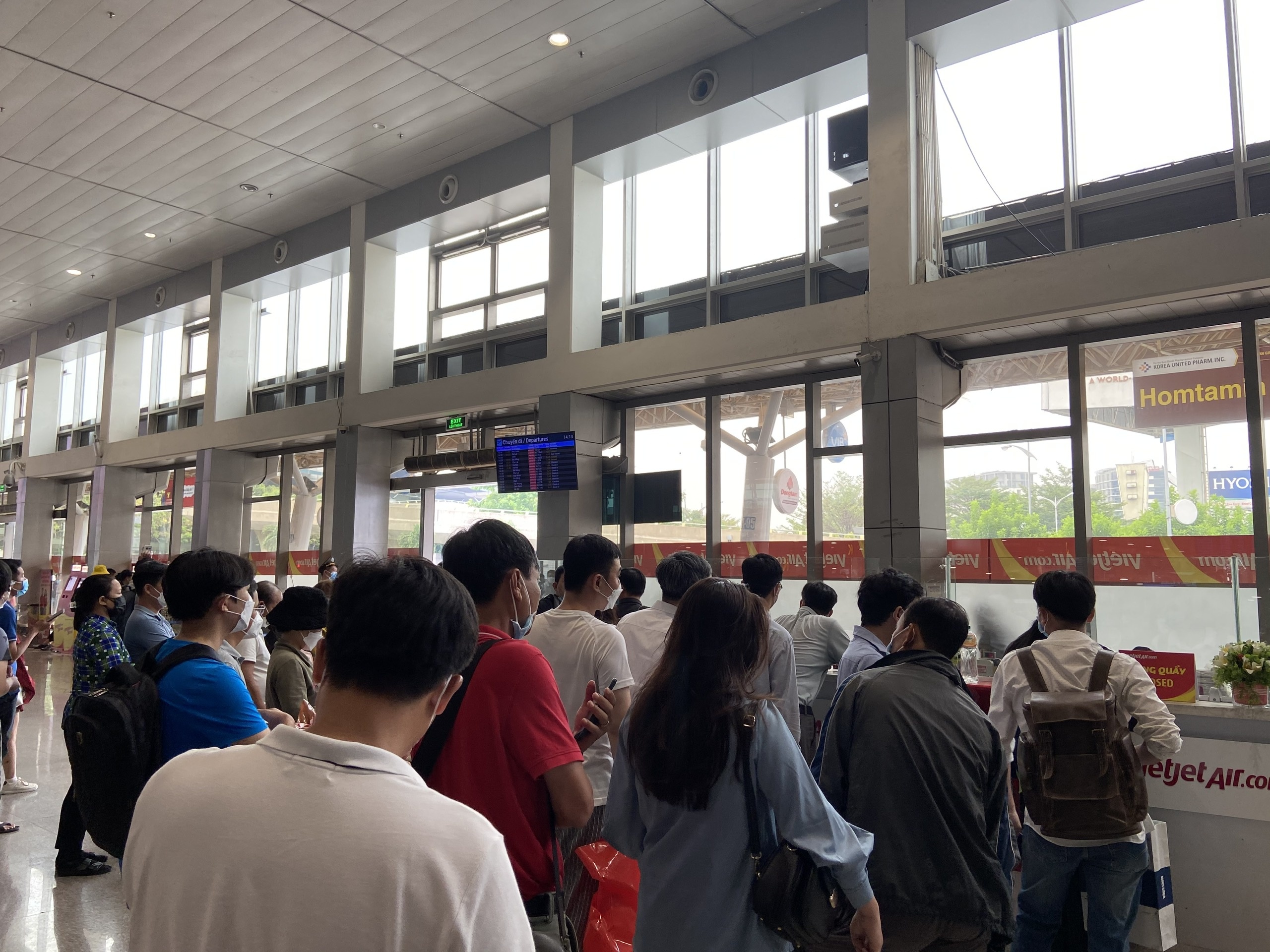 Khach 'la lang' vi bi delay 3 lan o Tan Son Nhat anh 6