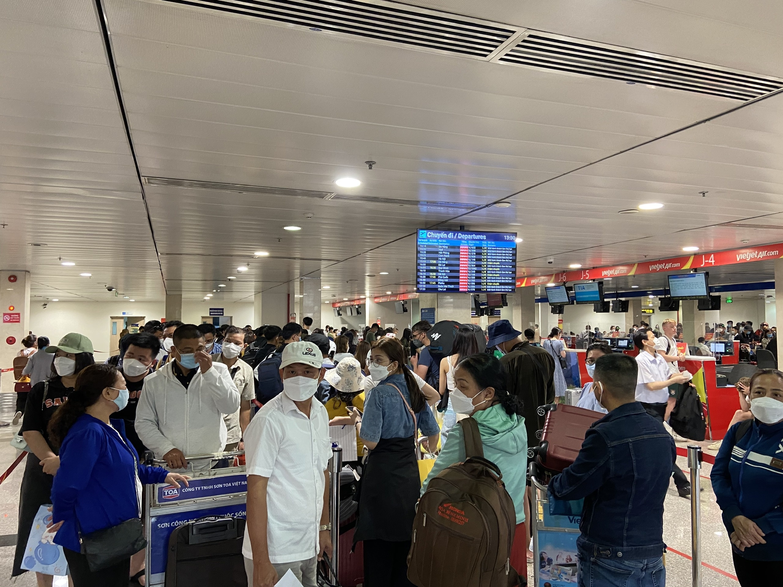 Khach 'la lang' vi bi delay 3 lan o Tan Son Nhat anh 5