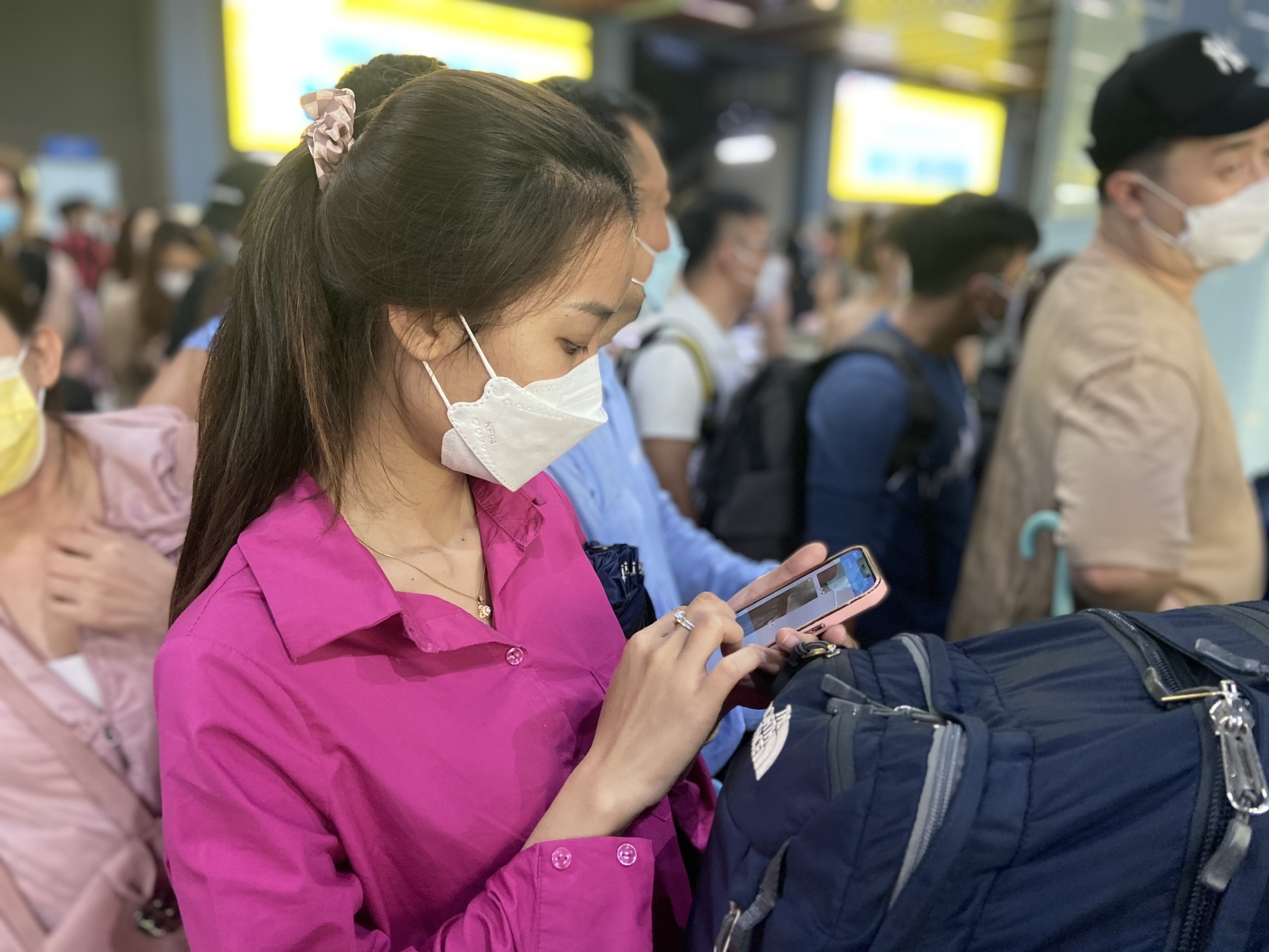 Mua lon,  khach dap Tan Son Nhat 'khong biet khi nao' moi duoc len taxi anh 2