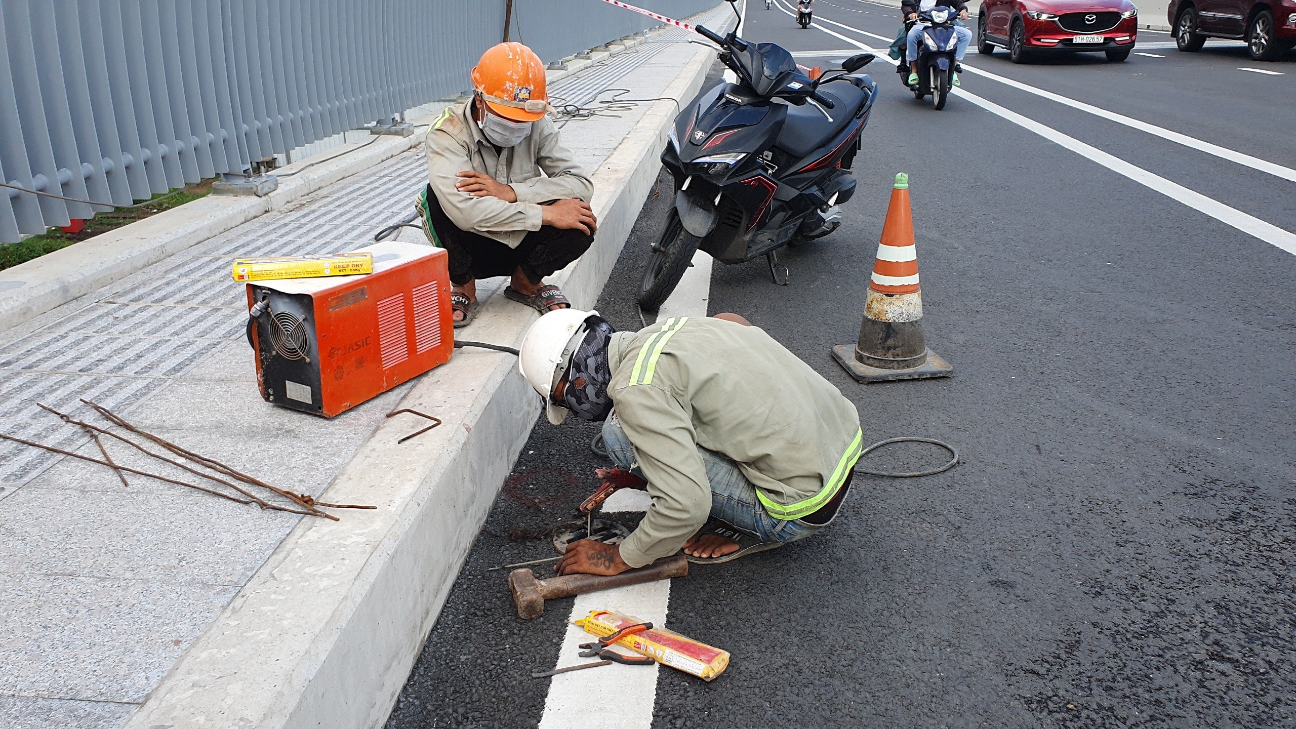 Cau Thu Thiem 2 bi cay trom 44 nap chan rac anh 2