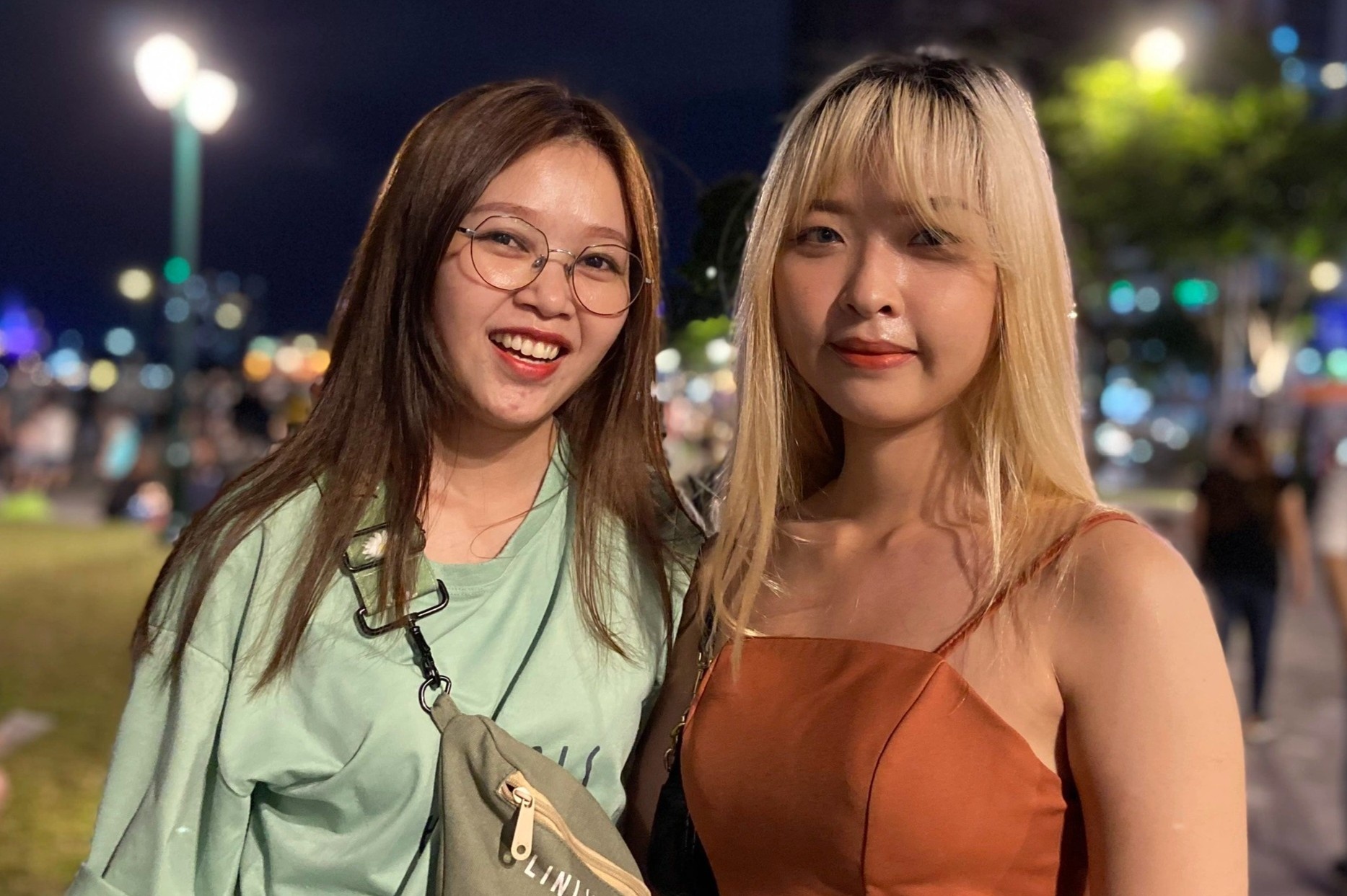 Nguoi dan TP.HCM don phao hoa dem le 30/4 hinh anh