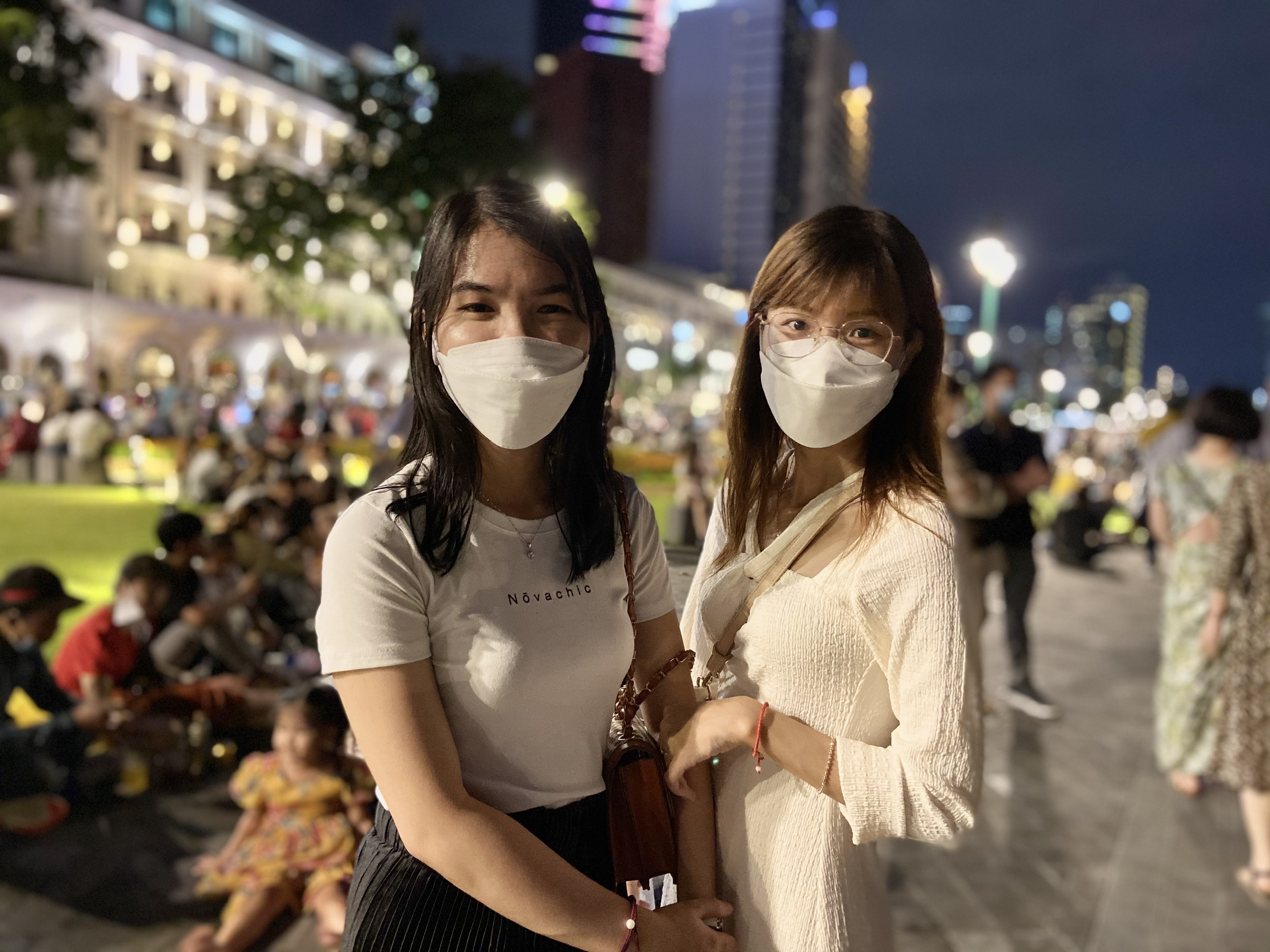 Nguoi dan TP.HCM chen kin pho di bo cho xem phao hoa anh 5