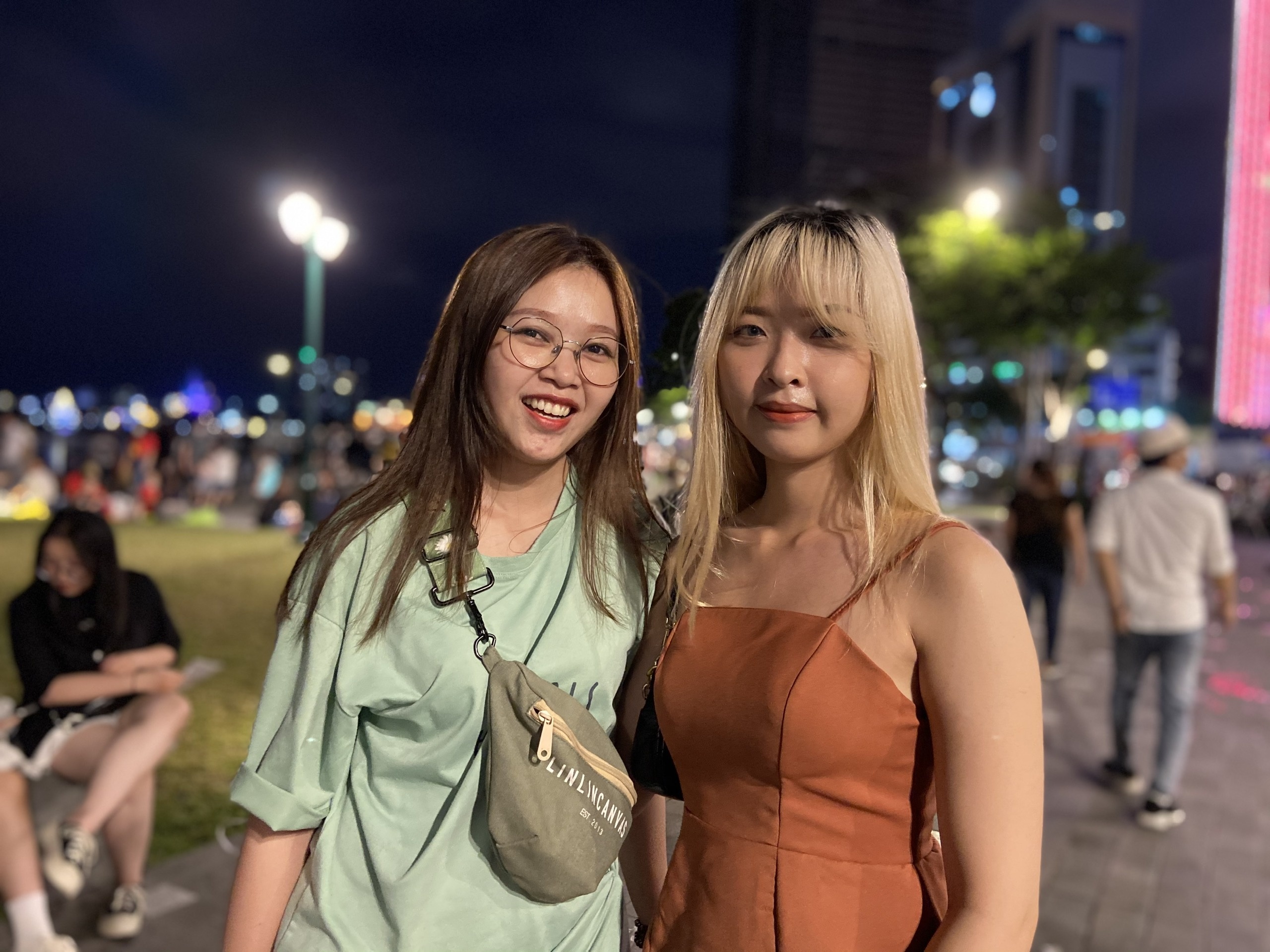 Nguoi dan TP.HCM chen kin pho di bo cho xem phao hoa anh 4