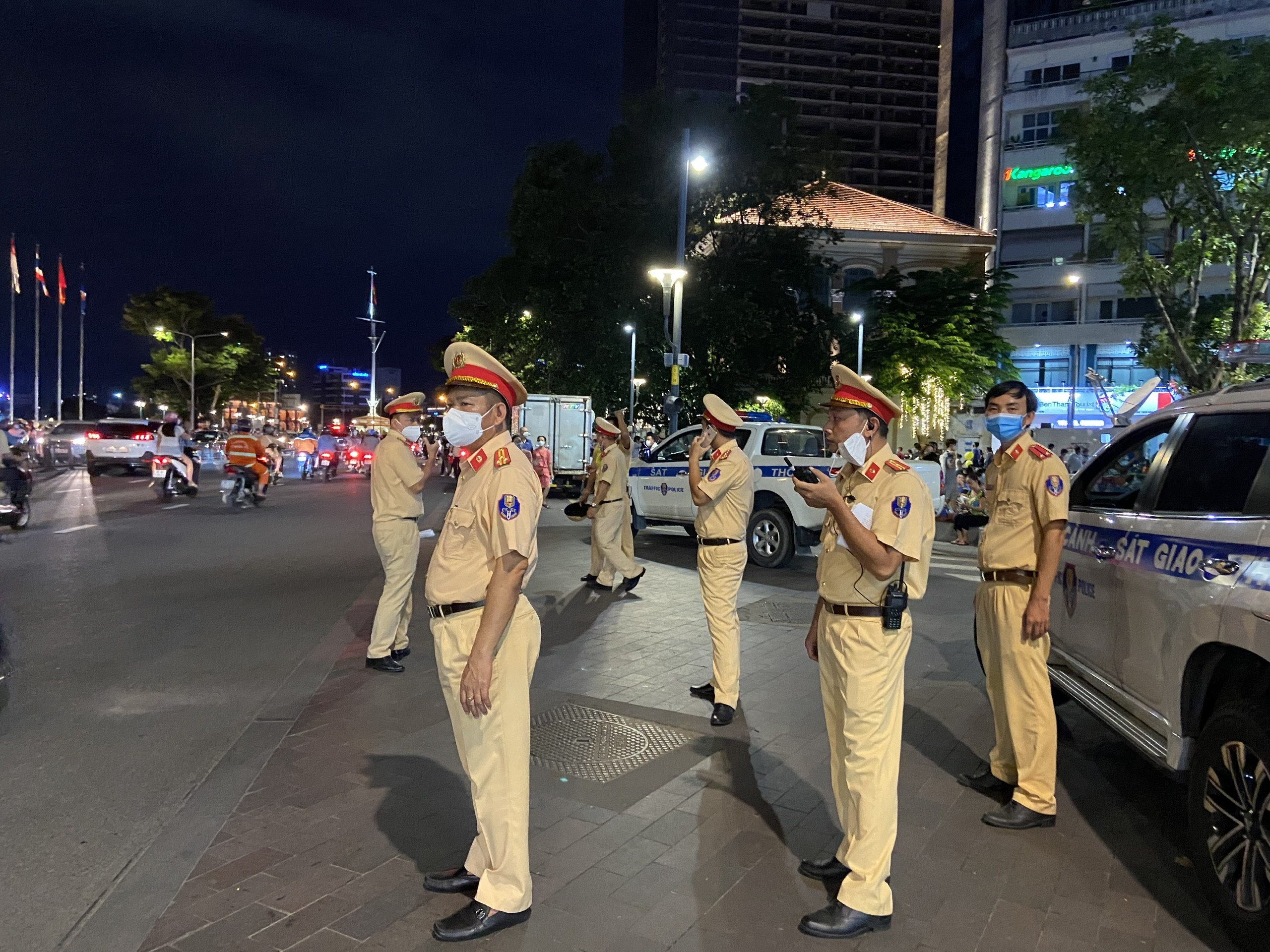 Người dân TP.HCM chen kín phố đi bộ chờ xem pháo hoa ảnh 2 Nguoi dan TP.HCM chen kin pho di bo cho xem phao hoa anh 2