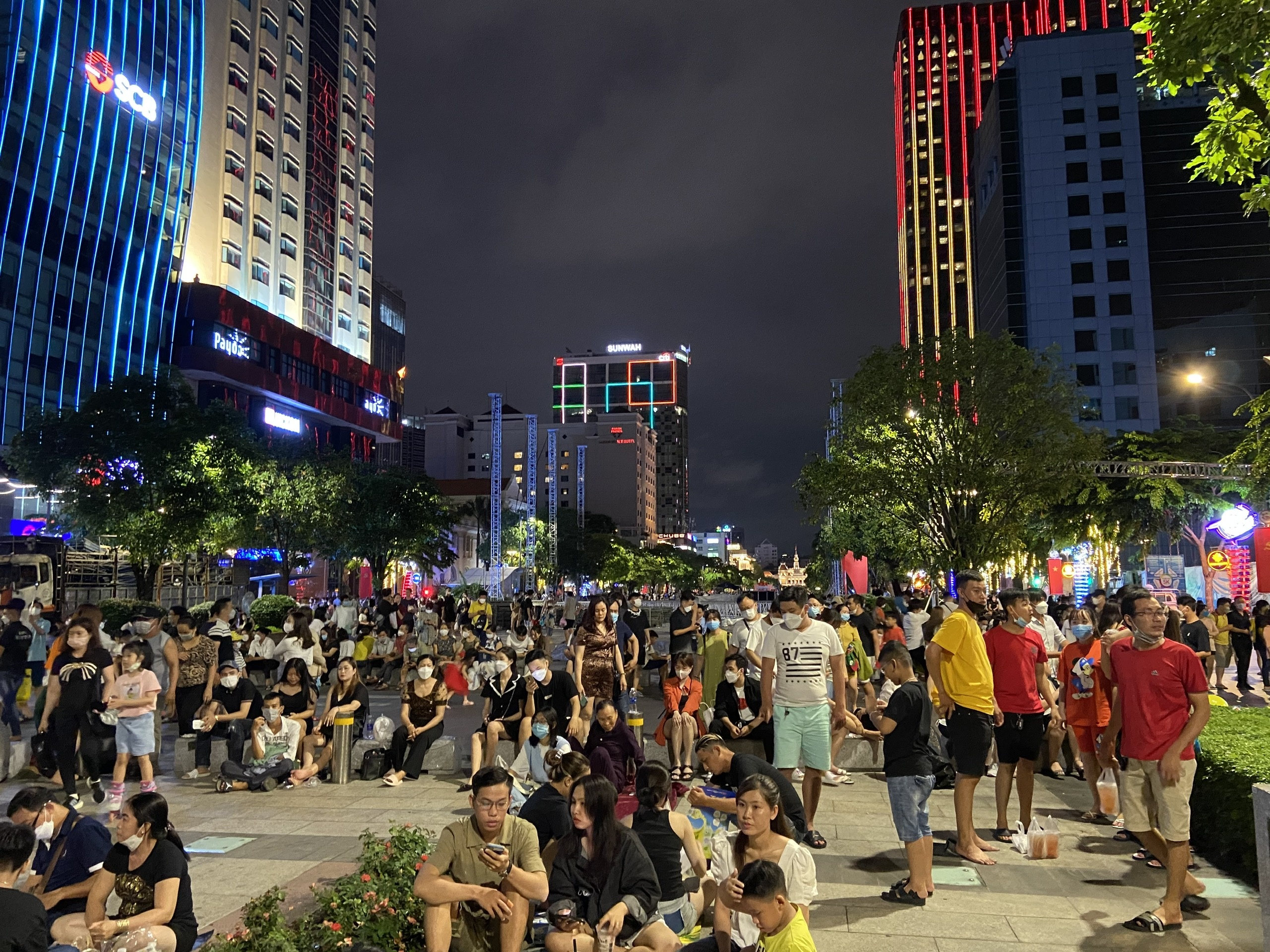 Người dân TP.HCM chen kín phố đi bộ chờ xem pháo hoa ảnh 3 Nguoi dan TP.HCM chen kin pho di bo cho xem phao hoa anh 3