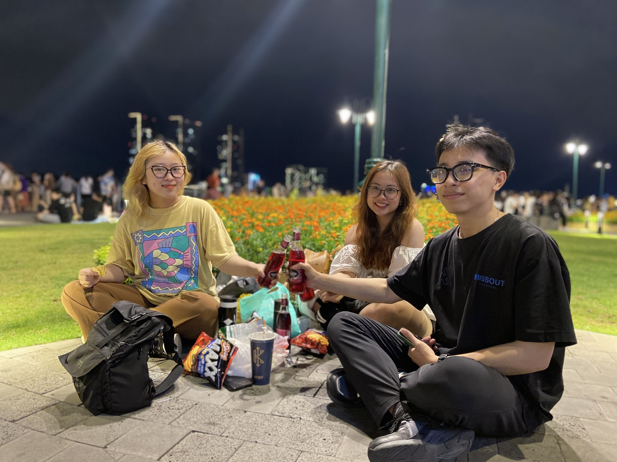 Nguoi dan TP.HCM chen kin pho di bo cho xem phao hoa anh 1